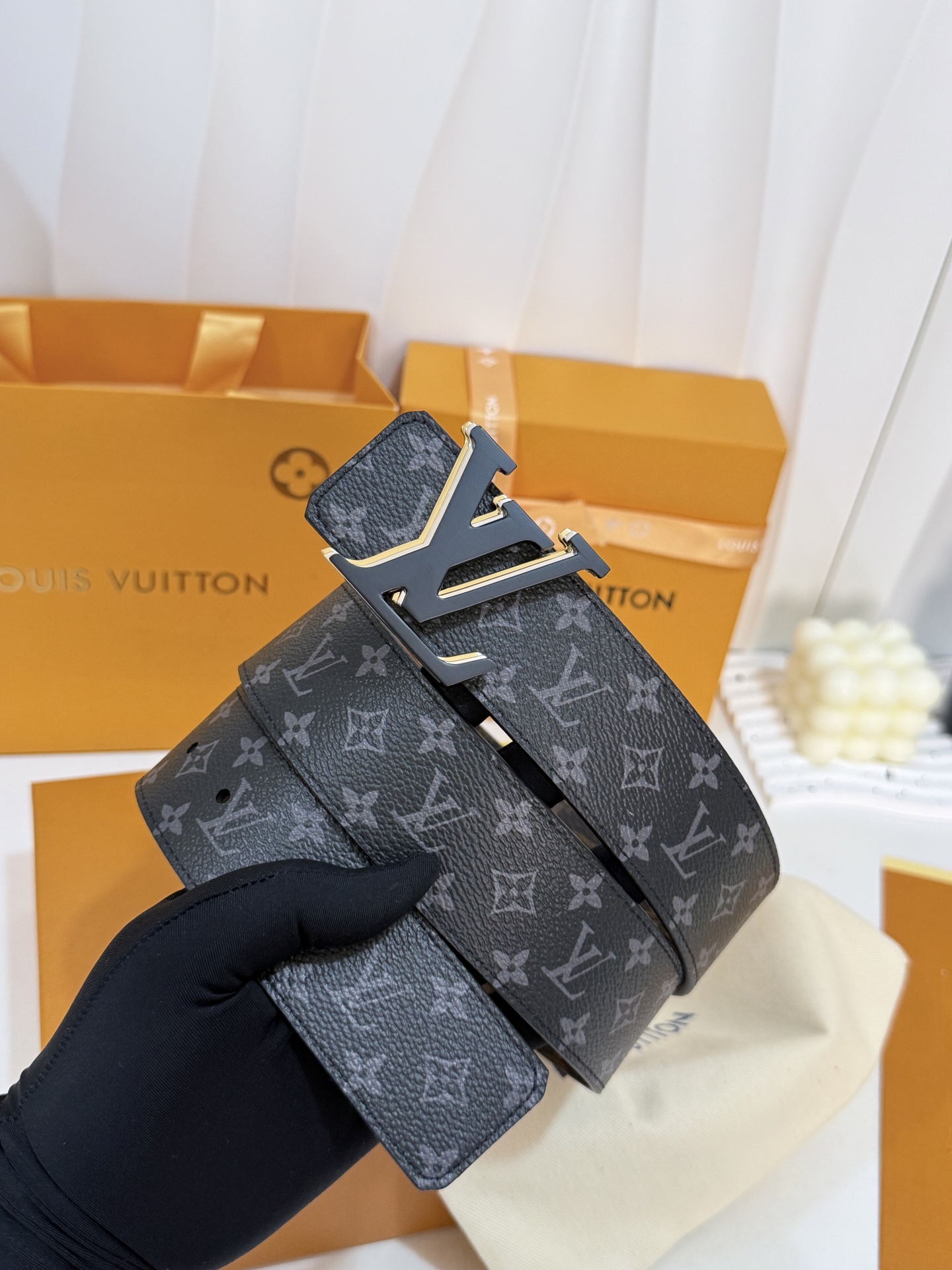 LV双面小黑花三层黑皮带｜40mm标准宽度            双面双色经典小黑花面料复合厚实真皮里层，纹路规整手感高
