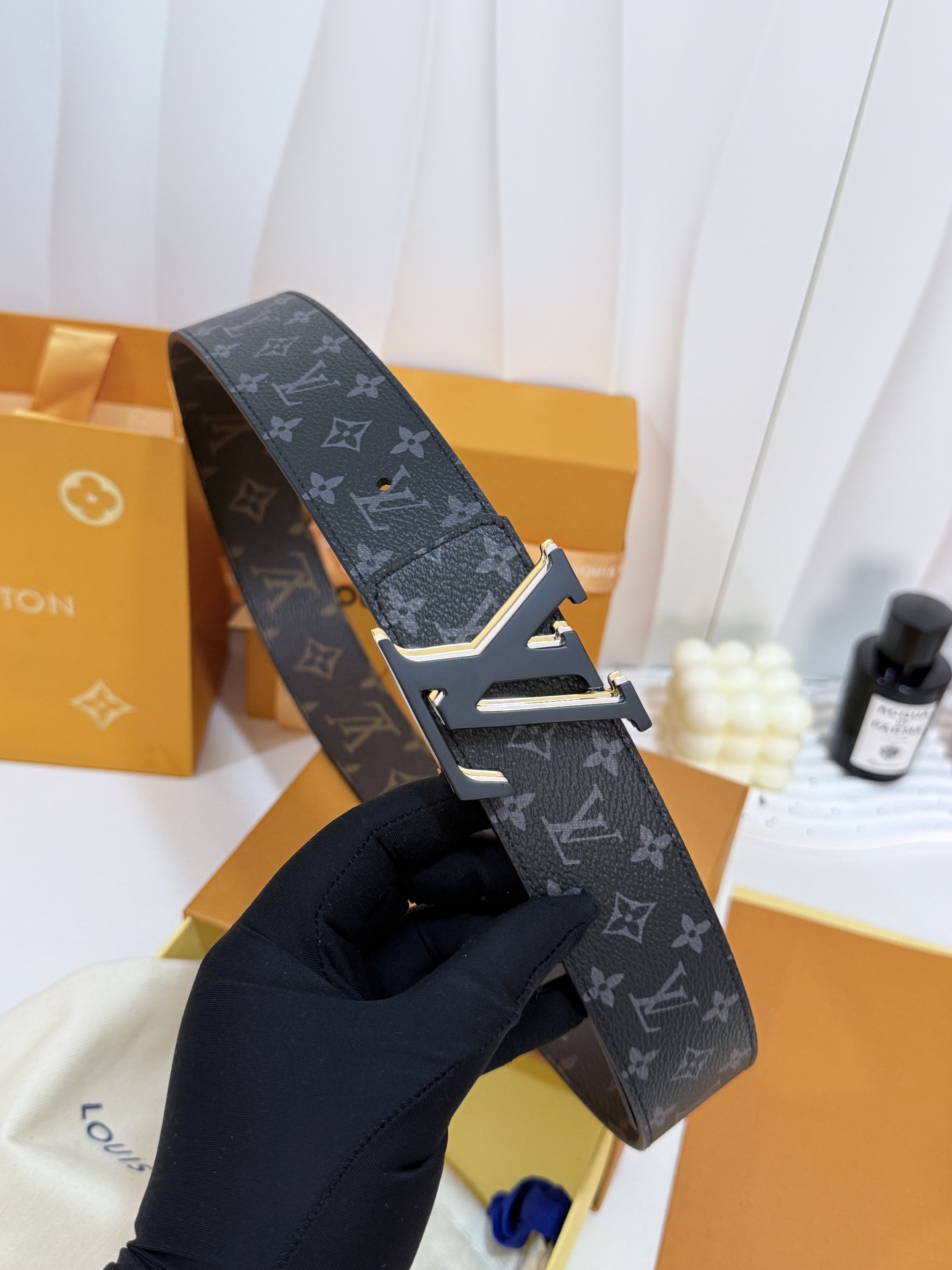 LV双面小黑花三层黑皮带｜40mm标准宽度            双面双色经典小黑花面料复合厚实真皮里层，纹路规整手感高