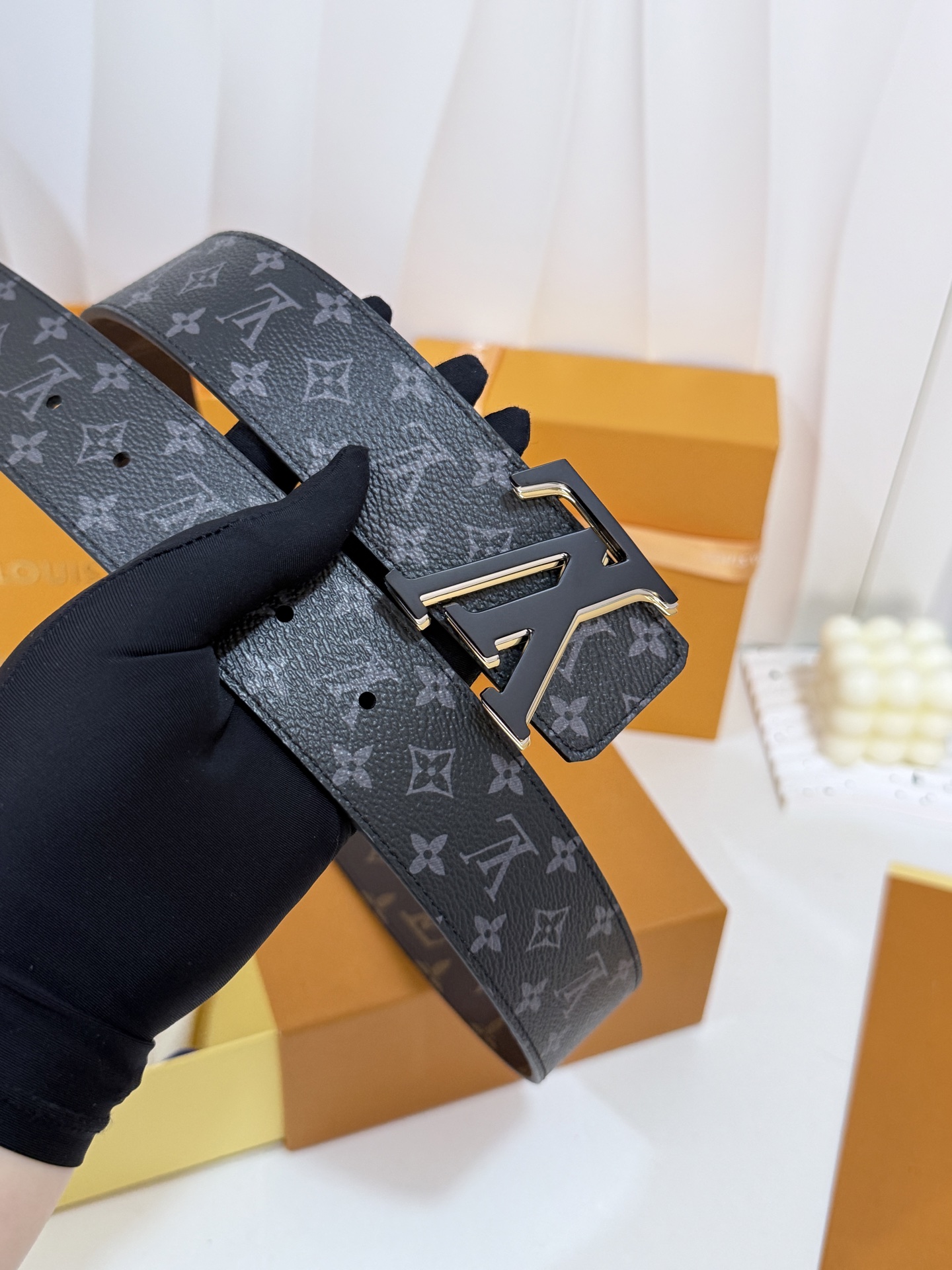 LV双面小黑花三层黑皮带｜40mm标准宽度            双面双色经典小黑花面料复合厚实真皮里层，纹路规整手感高