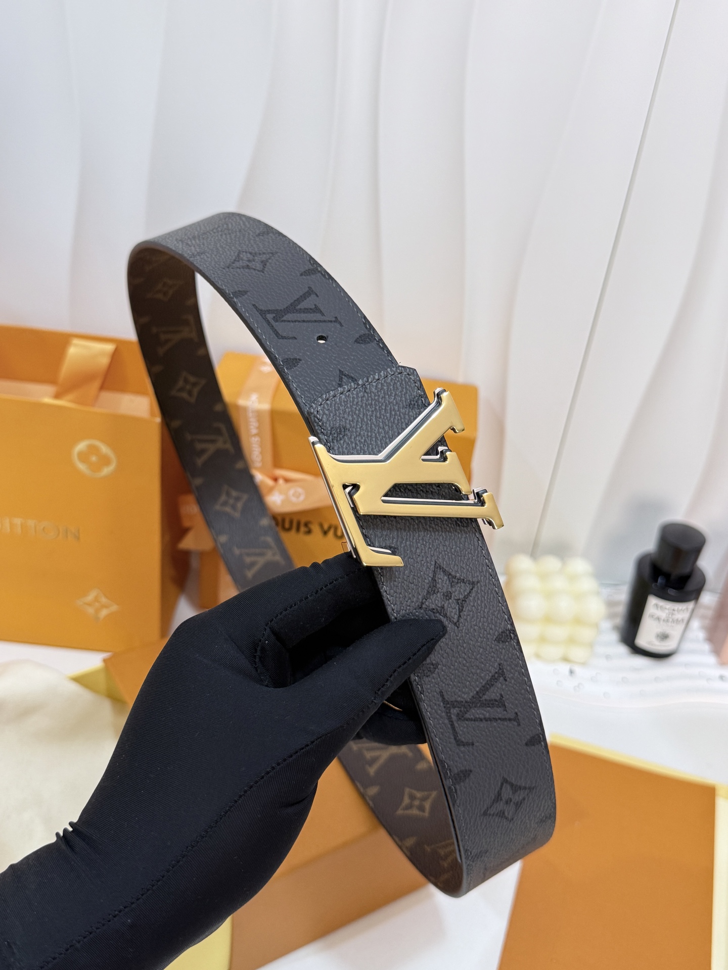 LV双面灰花三层金皮带｜40mm标准宽度            双面双色经典灰花面料复合厚实真皮里层，纹路规整手感高级、