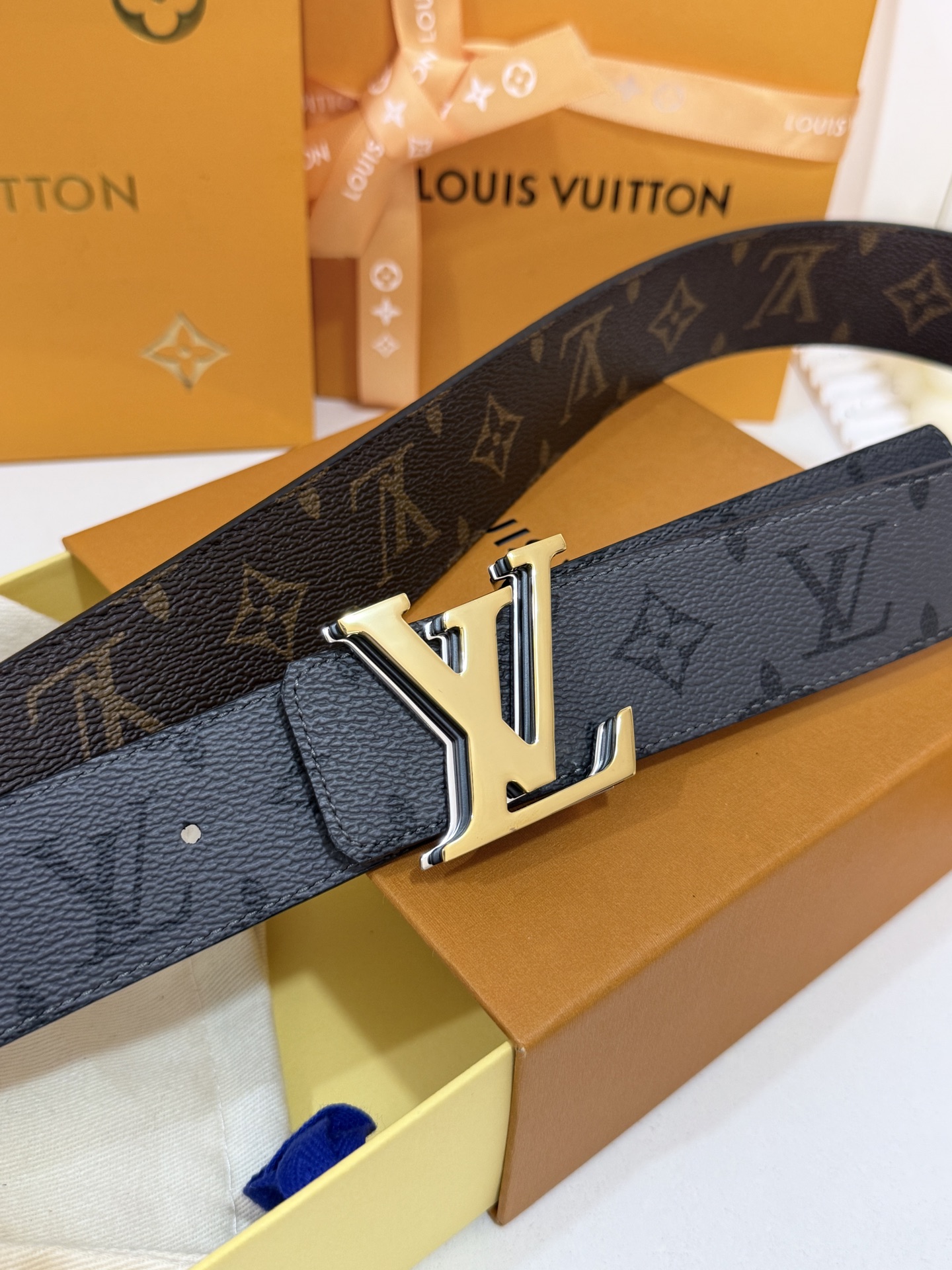 LV双面灰花三层金皮带｜40mm标准宽度            双面双色经典灰花面料复合厚实真皮里层，纹路规整手感高级、