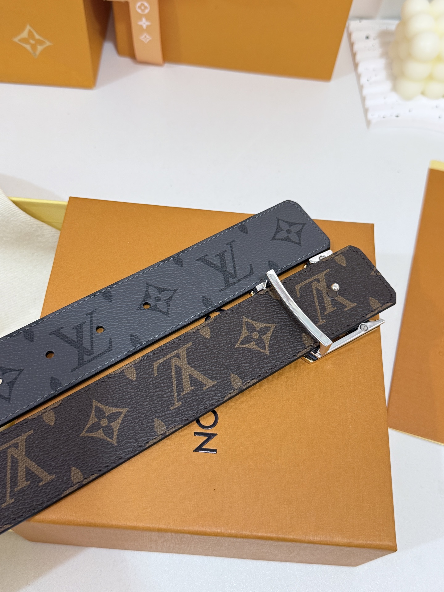 LV双面灰花三层金皮带｜40mm标准宽度            双面双色经典灰花面料复合厚实真皮里层，纹路规整手感高级、