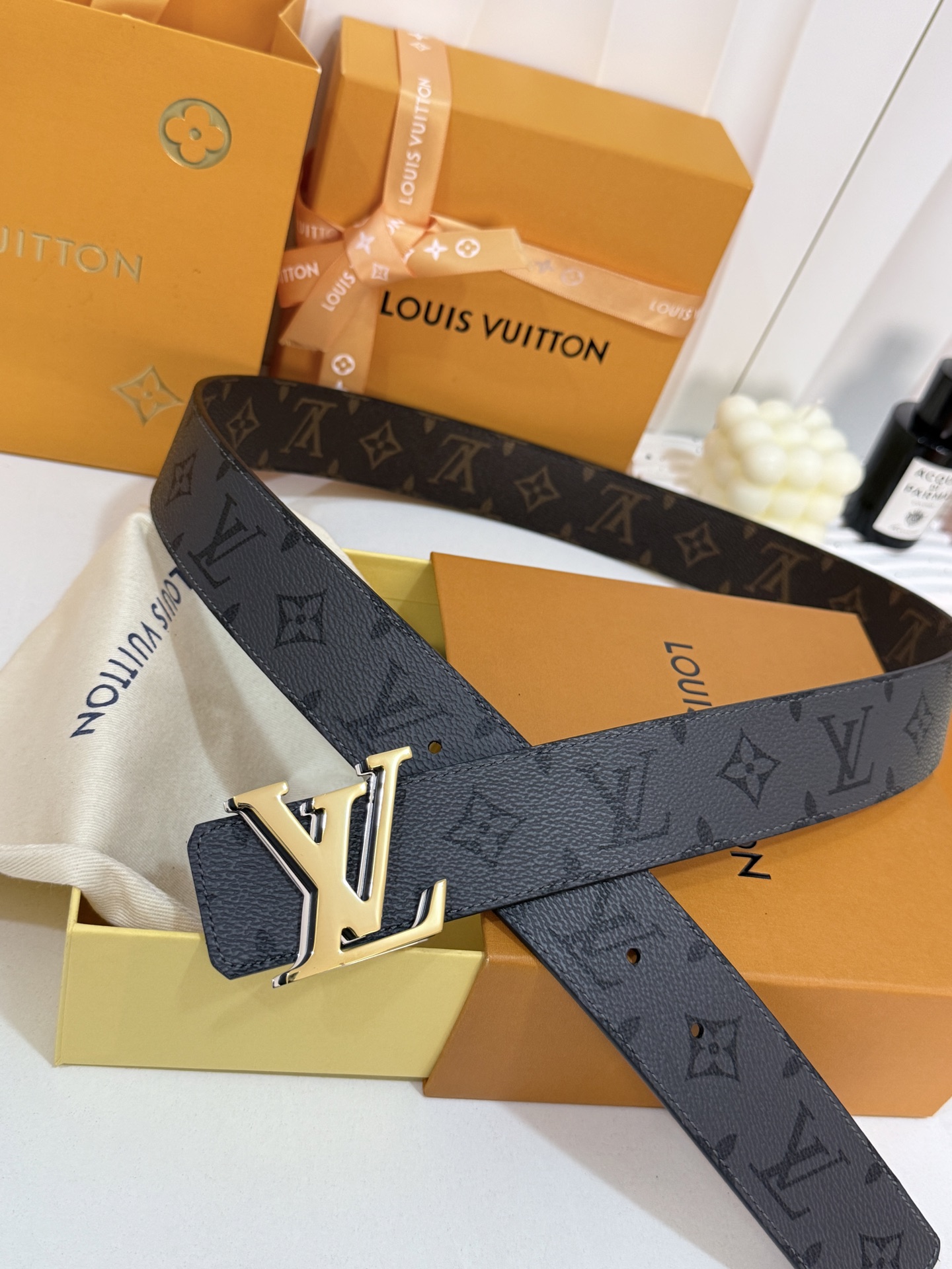 LV双面灰花三层金皮带｜40mm标准宽度            双面双色经典灰花面料复合厚实真皮里层，纹路规整手感高级、