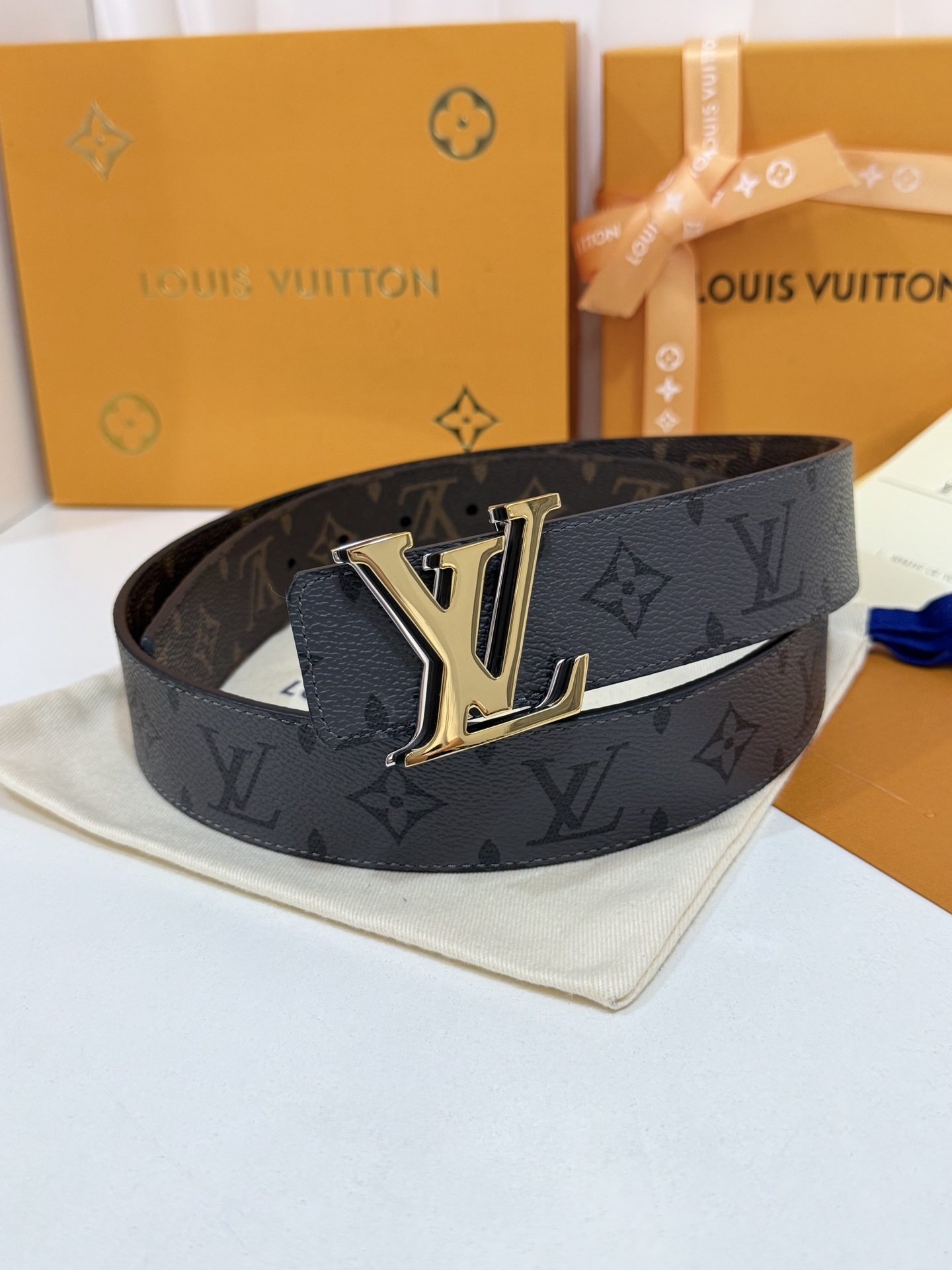 LV双面灰花三层金皮带｜40mm标准宽度            双面双色经典灰花面料复合厚实真皮里层，纹路规整手感高级、