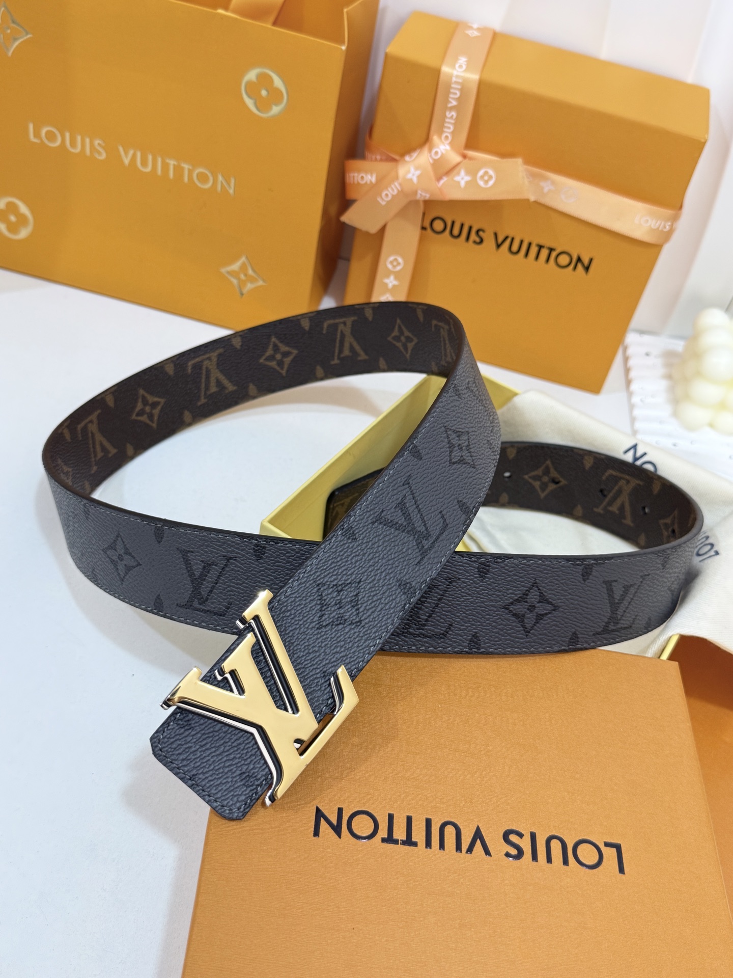 LV双面灰花三层金皮带｜40mm标准宽度            双面双色经典灰花面料复合厚实真皮里层，纹路规整手感高级、