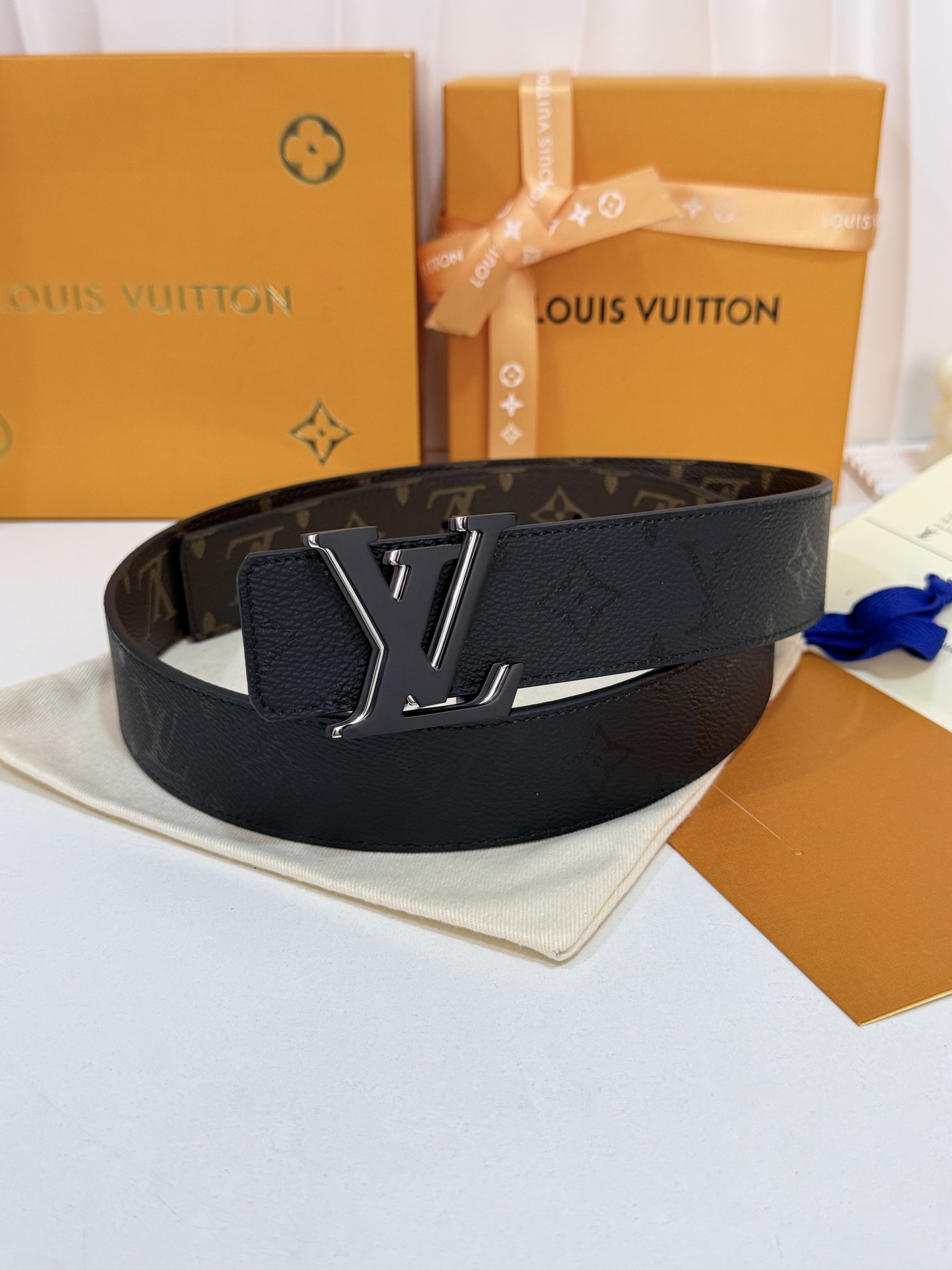 LV暗色花三层黑白黑皮带｜40mm标准宽度       一面细腻黑色粒面牛皮、 一面经典老花，双面随心切换 三层LV金属