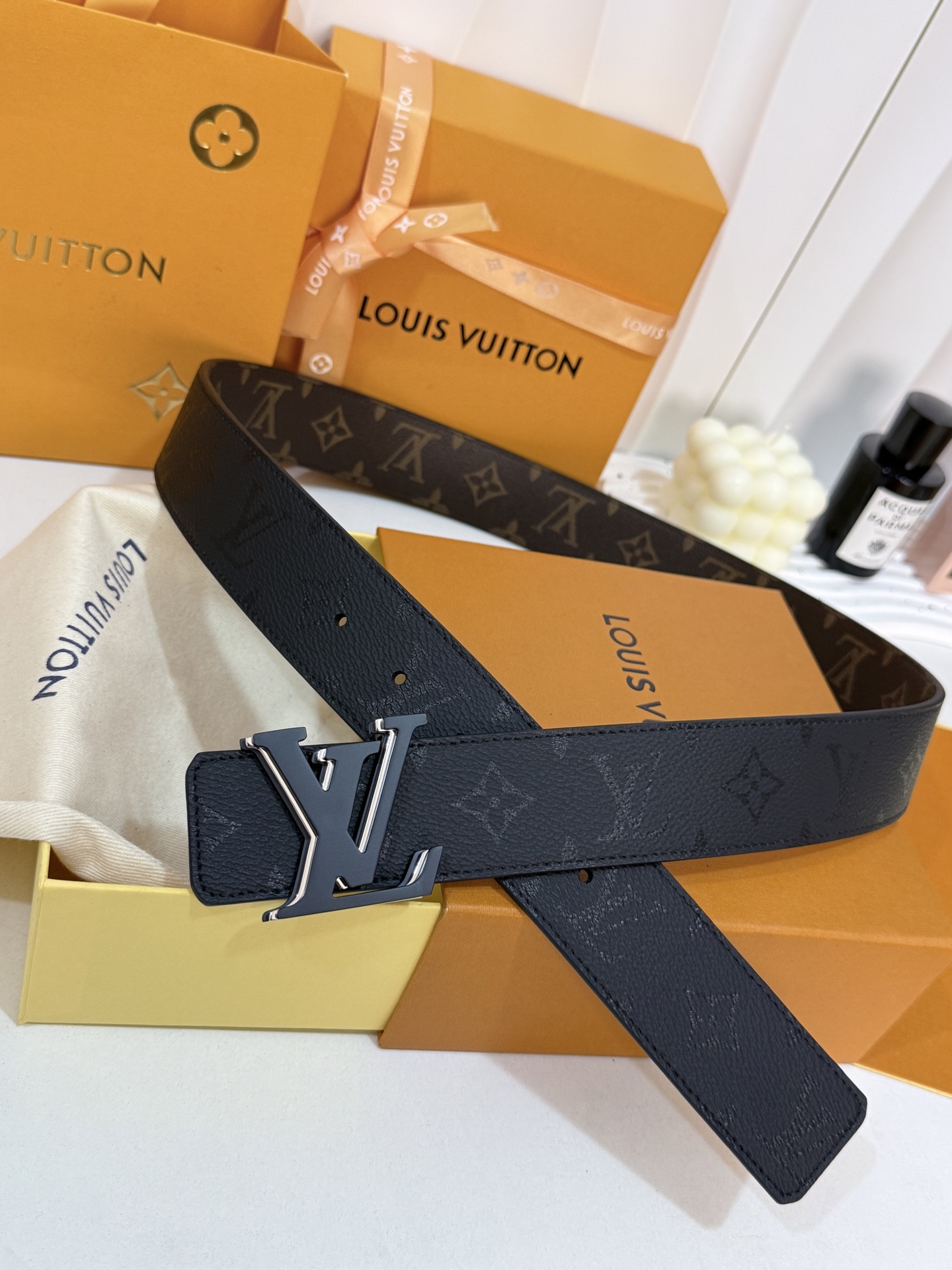 LV暗色花三层黑白黑皮带｜40mm标准宽度       一面细腻黑色粒面牛皮、 一面经典老花，双面随心切换 三层LV金属