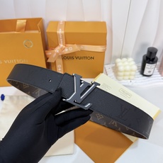 LV暗色花三层黑白黑皮带|40mm标准宽度 一面细腻黑色粒面牛皮、 一面经典老花,双面随心切换 三层LV金属 LV暗色花三层黑白黑皮带|40mm标准宽度 一面细腻黑色粒面牛皮、 一面经典老花,双面随心切换 三层LV金属