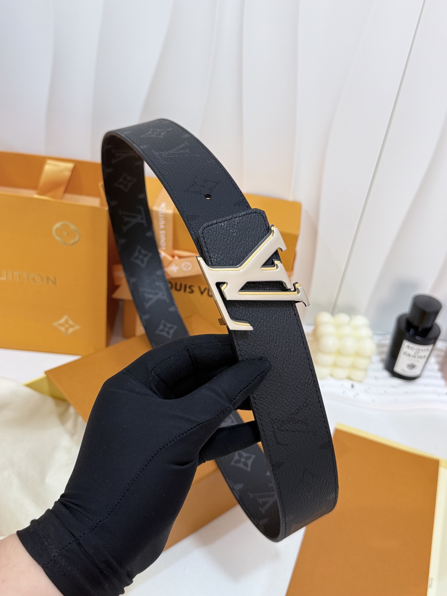 LV暗色花三层银皮带｜40mm标准宽度       一面细腻黑色粒面牛皮、 一面经典黑老花，双面随心切换 三层LV金属扣