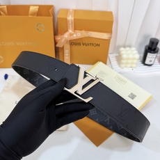 LV暗色花三层银皮带|40mm标准宽度 一面细腻黑色粒面牛皮、 一面经典黑老花,双面随心切换 三层LV金属扣 LV暗色花三层银皮带|40mm标准宽度 一面细腻黑色粒面牛皮、 一面经典黑老花,双面随心切换 三层LV金属扣