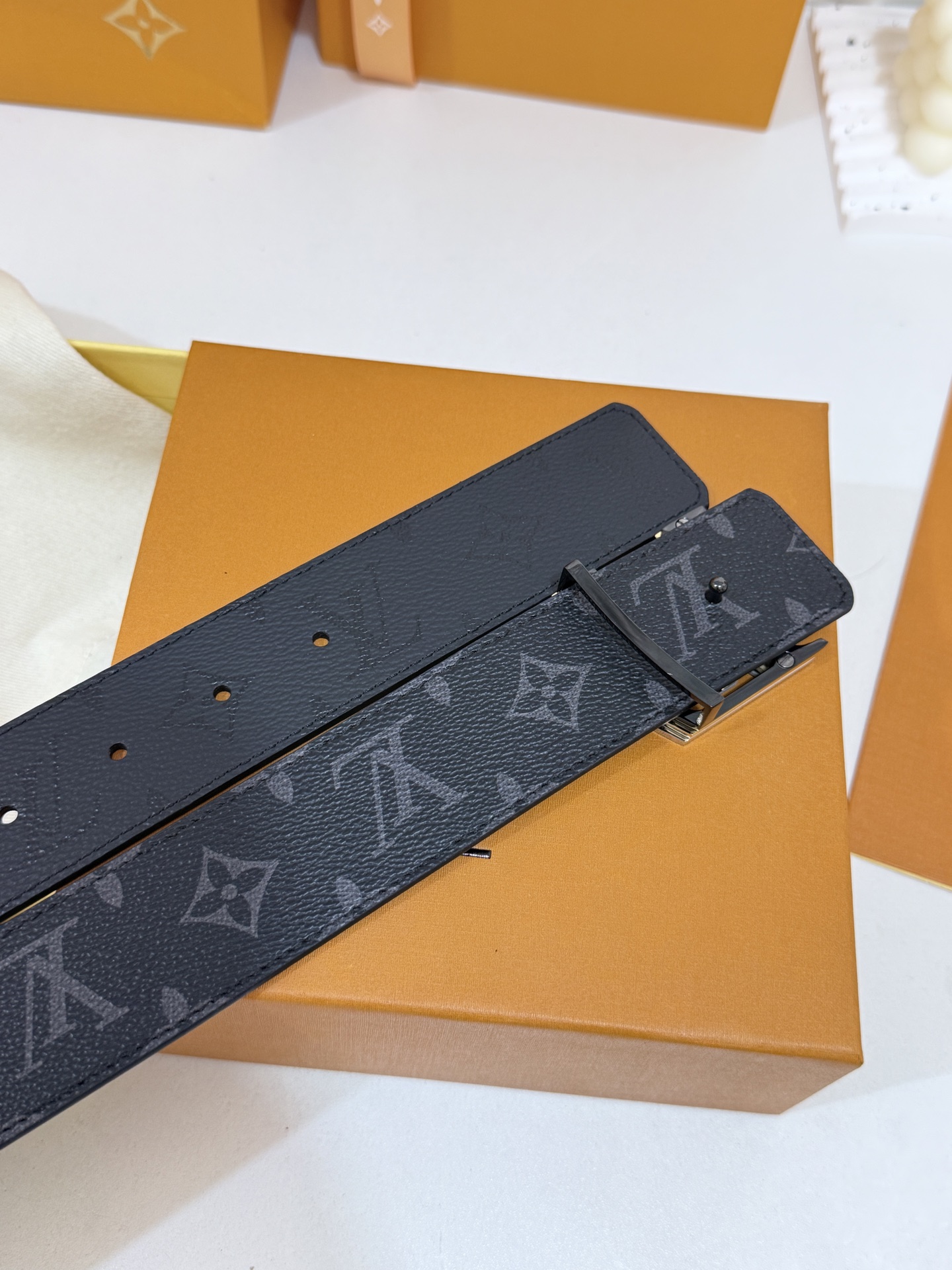 LV暗色花三层银皮带｜40mm标准宽度       一面细腻黑色粒面牛皮、 一面经典黑老花，双面随心切换 三层LV金属扣