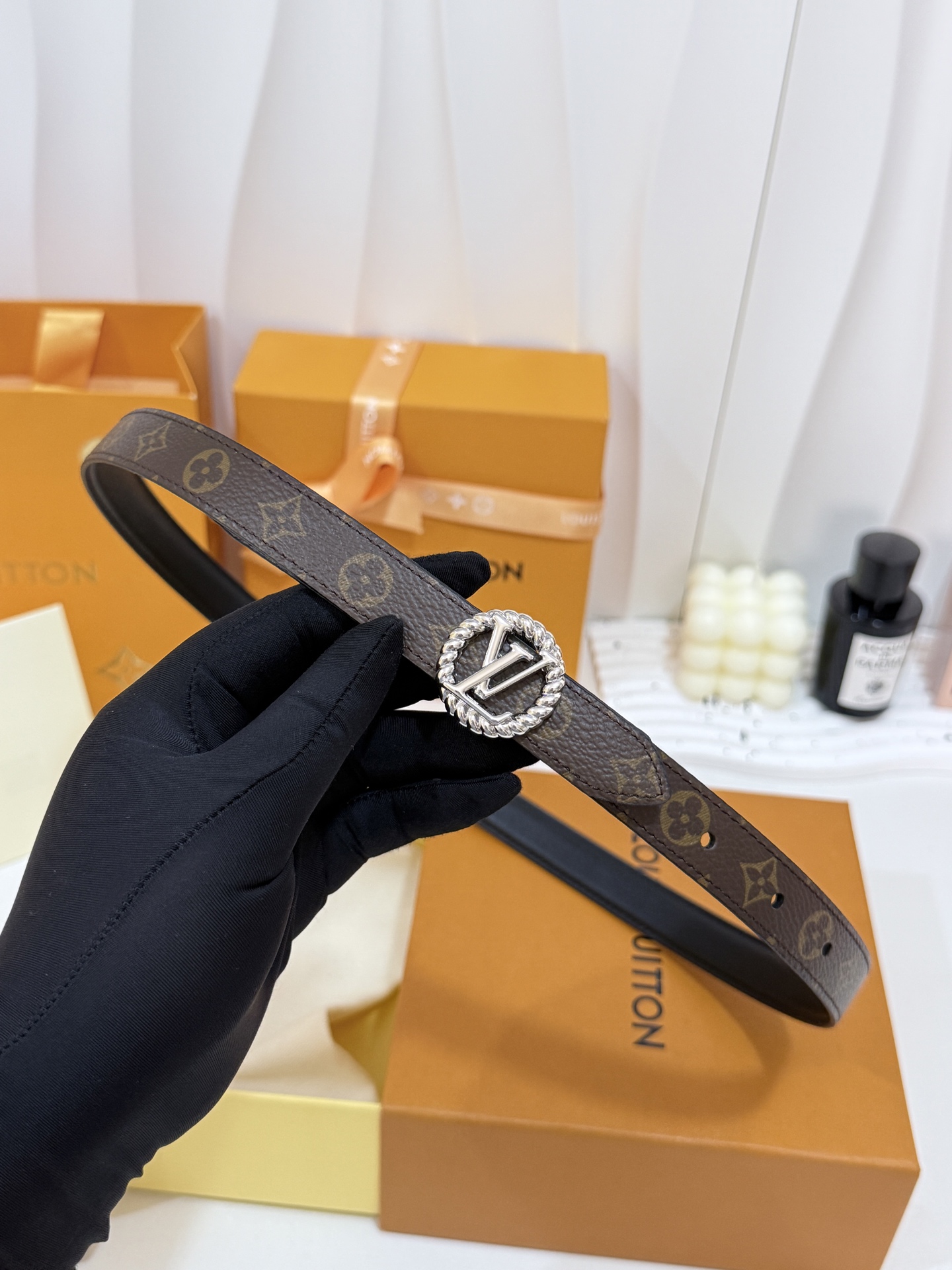 LV细款花饰银标皮带 ｜20mm精致窄版宽度        细腻平滑头层黑皮带身，内里满印老花内村，手感软糯 麻花圆形银