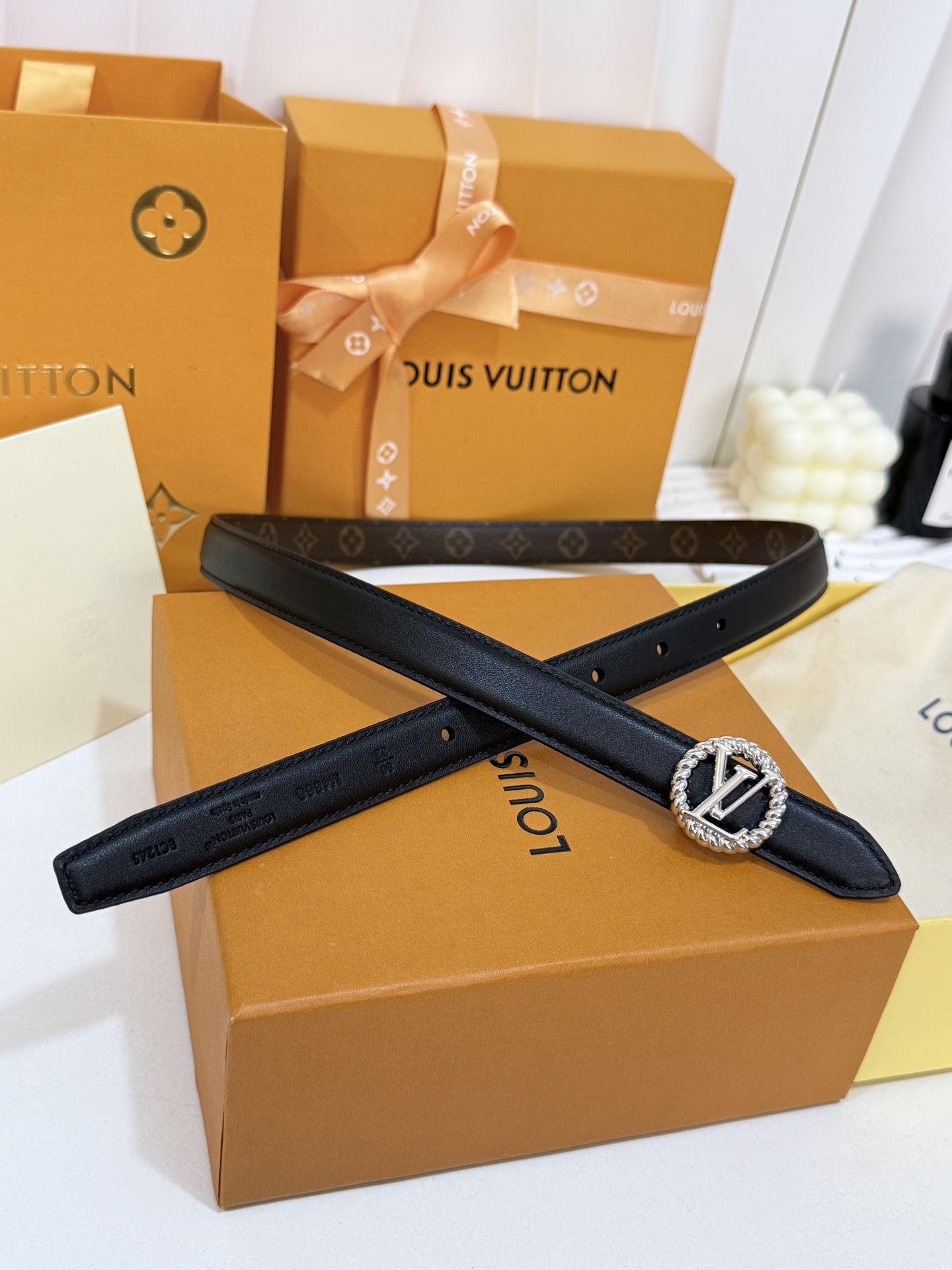 LV细款花饰银标皮带 ｜20mm精致窄版宽度        细腻平滑头层黑皮带身，内里满印老花内村，手感软糯 麻花圆形银