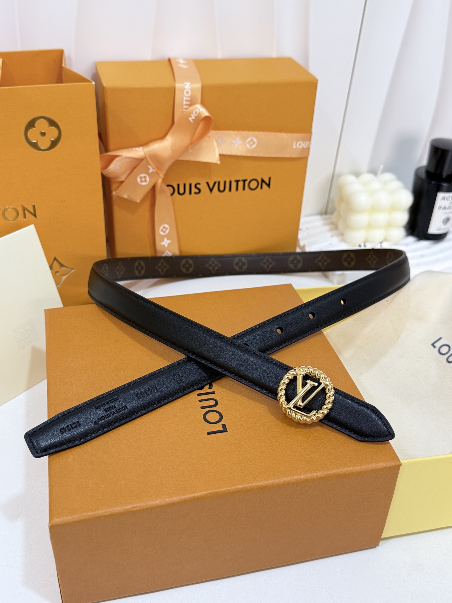 LV细款花饰金标皮带 ｜20mm精致窄版宽度        细腻平滑头层黑皮带身，内里满印老花内村，手感软糯 麻花圆花金