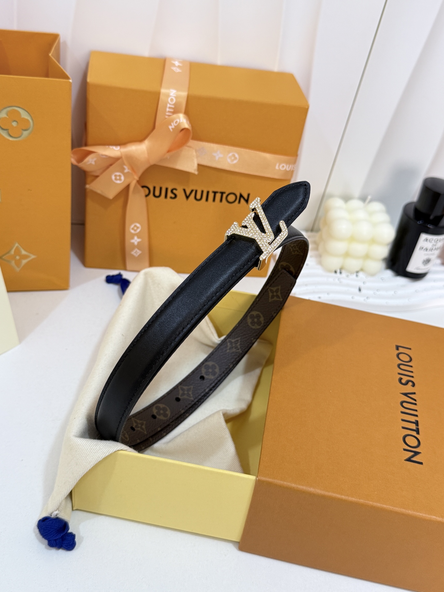 LV细款花饰金标皮带 ｜20mm精致窄版宽度        细腻平滑头层黑皮带身，内里满印老花内村，手感软糯 满钻金饰L