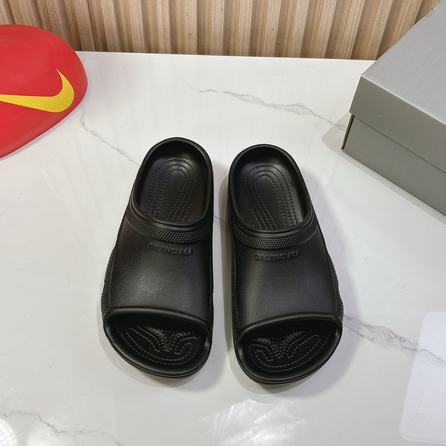NO:234619,(Top version) 2025 Balenciaga Pool Crocs Cooperation model thick sole drag original 1:1 restore, single size single mode, suitable size, full comfort, consistent with the heel and original version, all uppers are grained, sole pattern, and full of detail. Believe me, it must be a pair of beach slippers that can make you weld your feet all summer wide shoe shape, thick sole **4cm, tall and thin legs, dwarfs favorite Size#women 36-40 #men 40-46, slippers, balenciaga, slippers19860909（顶级版本）2025巴黎世家 Pool Crocs 合作款厚底拖 原版1:1还原,单码单模,大小合适,舒适度满满,后跟和原版一致有码标,所有鞋面颗粒感,鞋底纹路,细节感拉满 相信我,一定是一双可以让你整个夏天焊死脚上的沙滩拖鞋 宽体的鞋型,厚底**4cm,显高又显腿细,矮星人的最爱 Size#女36-40 #男40-46,拖鞋,balenciaga,slippers,Women's Shoes