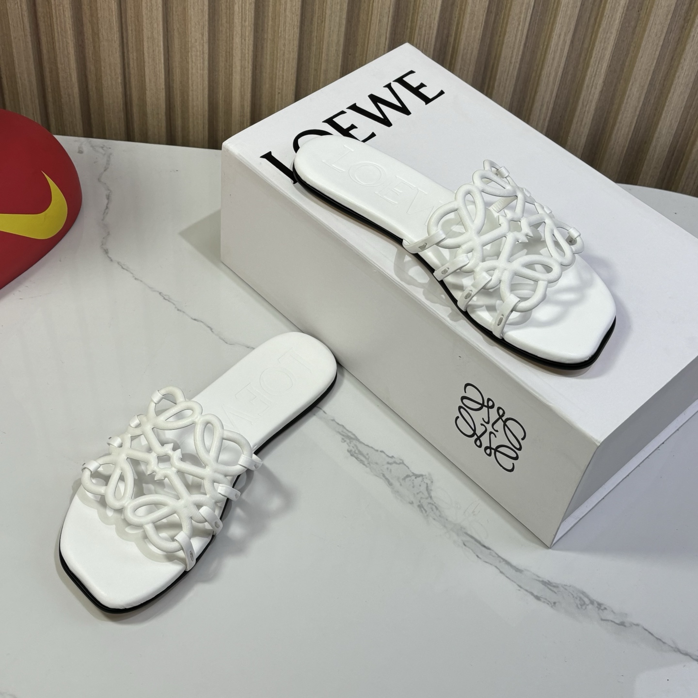 NO:414146,LOEWE 25ss Spring and summer new product slippers Crazy grass planting simple design feels cleaner and more elegant, making you miss it. The color is also very pleasing and beautiful. The instant you put on your feet, it is full of temperament and aura, which is invincible and handsome. The upper is made of cowhide print, the inside is tiptoed, sheepskin, Italy imported injection molded leather sole Size#35-41 (40 41 custom made without return), slippers, loewe, loewe, slippers, cowhide, sheepskin, Leather soles19860909LOEWE 罗意威 25ss 春夏新品 拖鞋 疯狂种草简约设计感觉更干净优雅 让你念念不忘 颜色也很耐看漂亮,上脚瞬间气质十足气场,简直无敌帅气有型 鞋面采用牛皮印花 内里踮脚 羊皮 意大利进口注塑真皮大底 Size#35-41（40 41 定制不退换）,拖鞋,loewe,loewe,slippers,cowhide,sheepskin,Leather soles,Women's Shoes