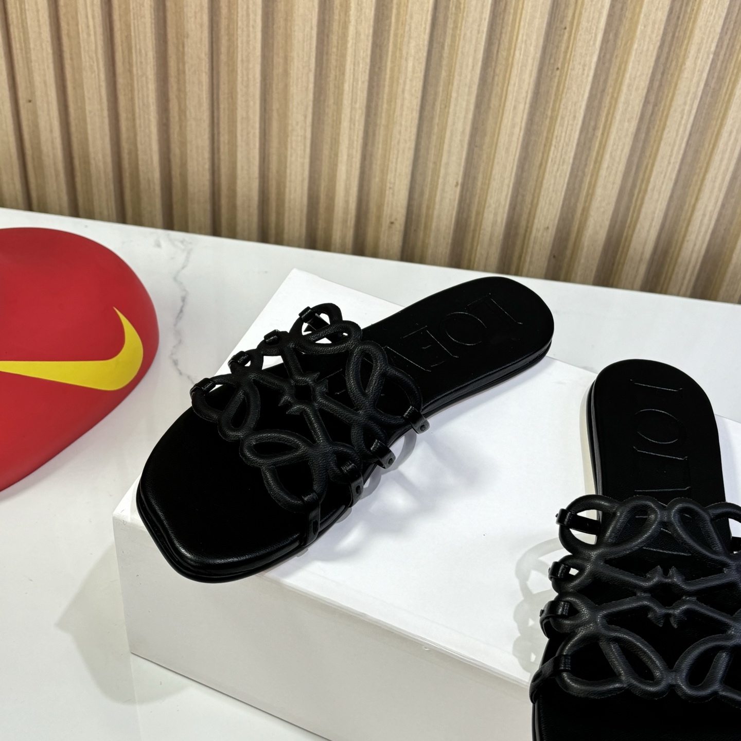 NO:263482,Rubber sole genuine leather sole Loewe 25 latest model, the upper is made of the brand's iconic woven logo, unique and eye-catching, highlighting the brand style. The three colors of black, white and brown are classic and elegant, suitable for a variety of styles. High-quality leather material, soft touch. Flat design, comfortable walking Size 35-41 (40.41) customized, slippers, loewe, loewe, slippers19860909橡胶底 真皮底 Loewe罗意威25最新款,鞋面以品牌标志性编织Logo打造,独特吸睛,彰显品牌格调.黑白棕三色经典大气,适配多种风格穿搭.优质皮革材质,触感柔软.平底设计,行走舒适 Size 35-41 (40.41)订做,拖鞋,loewe,loewe,slippers,Women's Shoes