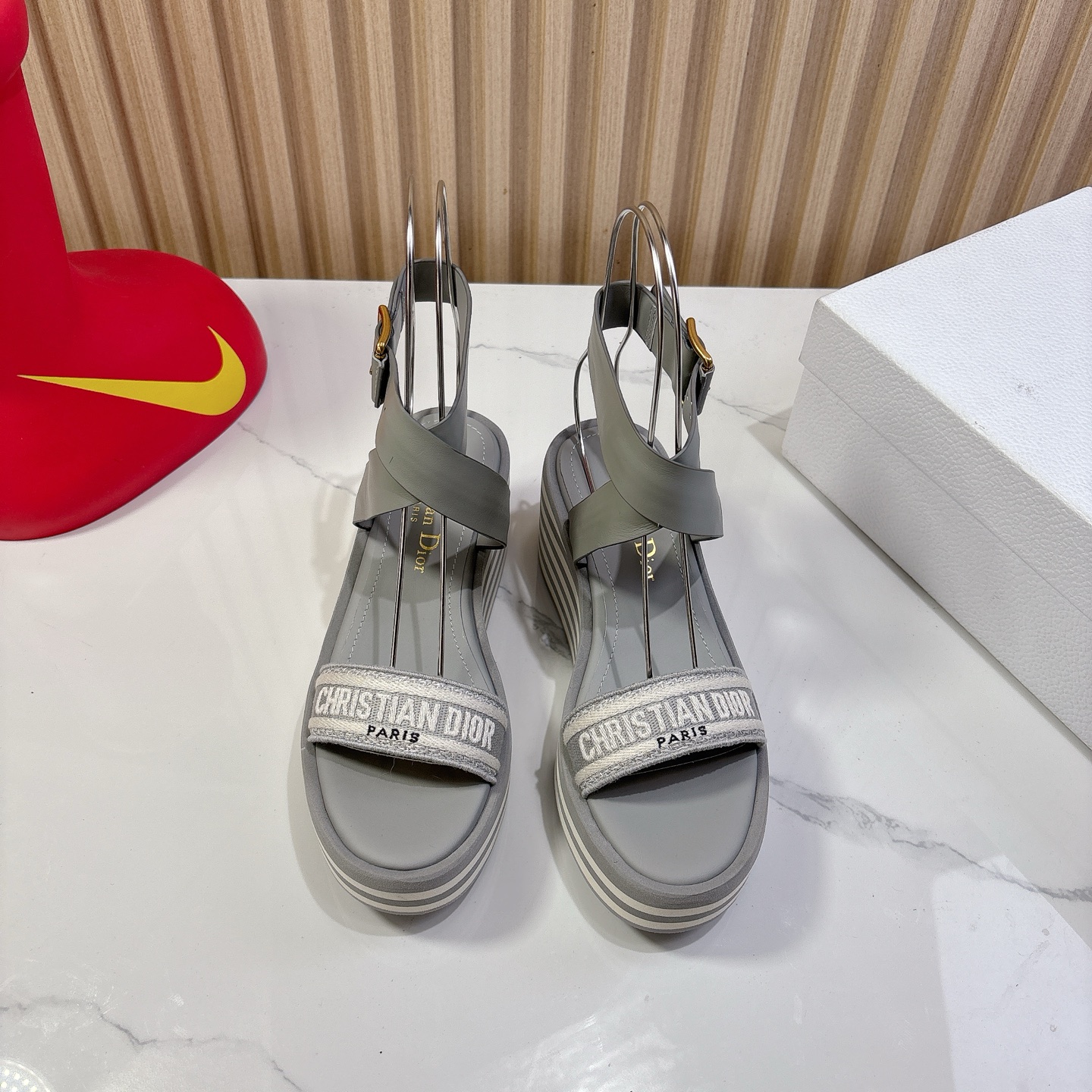 NO:414084,Dior 25ss Spring and Summer New IVIETA DWAY Electric embroidered wedge sponge cake thick-soled flip-flops sandals Original development top version CD letter logo three-dimensional embroidered thick-soled round toe slippers Soft and delicate feet, extremely comfortable, imported upper raffia grass electric embroidery high temperature water-soluble cotton technology fabric water-dyed cowhide footbed inside original consistent EVA foam combination sole size 35-41 (40.41. Custom made), sandals, dior, dior, sandals, slippers, cowhide19860909Dior迪奥 25ss春夏新款 IVIETA DWAY 电绣坡跟松糕厚底一字拖鞋 凉鞋 原版开发市面顶级版本 CD字母logo立体刺绣厚底圆头露趾拖鞋 脚感柔软细腻 舒适度极高 鞋面进口酒椰草电绣高温水溶棉质科技面料 水染牛皮垫脚内里 原版一致EVA发泡组合大底 码数35-41（40.41.定做）,凉鞋,dior,dior,sandals,slippers,cowhide,Women's Shoes