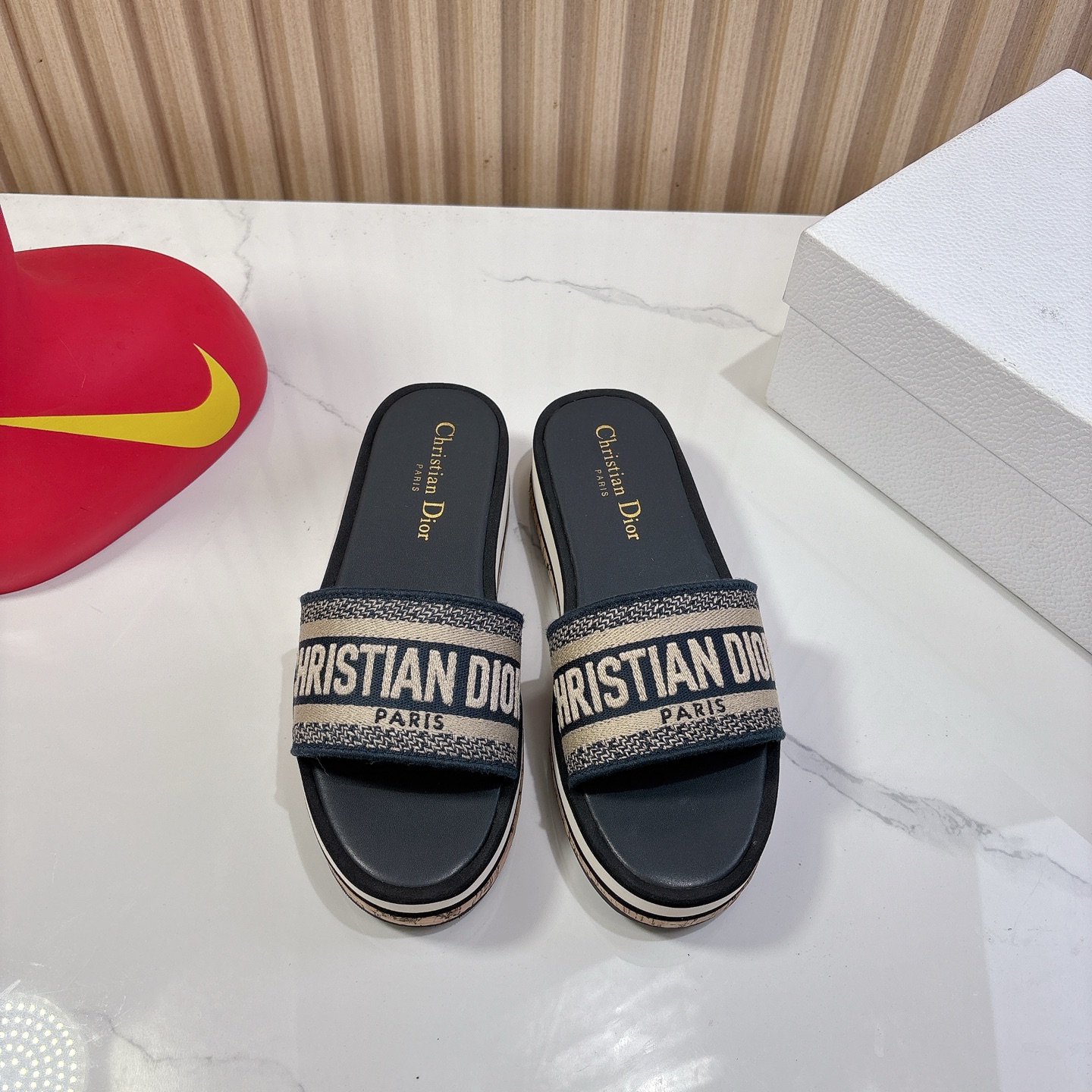 NO:414097,Dior 25ss Spring and Summer New IVIETA DWAY Electric Embroidered Flat Sole Pine Cake Thick Sole Flip Flops Sandals Original Development Top Version on the Market CD Letter Logo Three-dimensional Embroidered Thick Sole Round Toe Slippers Sole Sole Sole Sole Sole Exposed Toe Slippers Sole Sole Sole Sole Sole Sole Sole Sole High-Comfortable Upper Imported Raffia Grass Electric Embroidery High-temperature Water-soluble Cotton Technology Fabric Water-Dyeing Cowhide Foot Inner Original Consistent EVA Foaming Combination Outsole Size 35-41 (40.41. Customized), Slippers, Dior, Dior, Sandals, Slippers, Cowhide19860909Dior迪奥 25ss春夏新款 IVIETA DWAY 电绣平底松糕厚底一字拖鞋 凉鞋 原版开发市面顶级版本 CD字母logo立体刺绣厚底圆头露趾拖鞋 脚感柔软细腻 舒适度极高 鞋面进口酒椰草电绣高温水溶棉质科技面料 水染牛皮垫脚内里 原版一致EVA发泡组合大底 码数35-41（40.41.定做）,拖鞋,dior,dior,sandals,slippers,cowhide,Women's Shoes