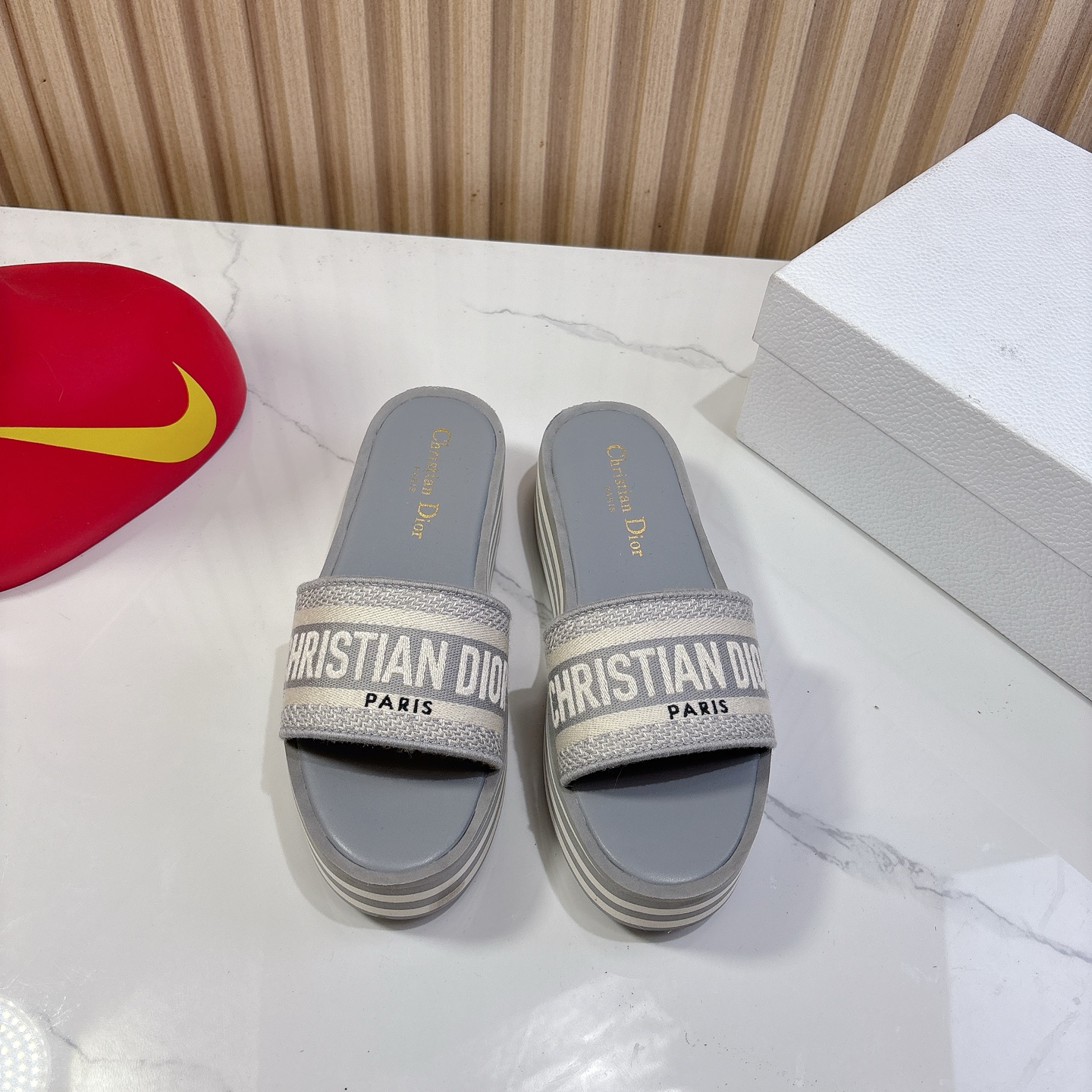 NO:414089,Dior 25ss Spring and Summer New IVIETA DWAY Flat-soled Flip-slip sandals Original development top version CD letter logo three-dimensional embroidered thick-soled round toe slippers, soft and delicate feet, extremely comfortable, imported upper raffia electric embroidered high temperature water-soluble cotton technology fabric water-dyed cowhide footbed inside original uniform combination sole size 35-41 (customized for 40.41), slippers, dior, dior, sandals, slippers, cowhide19860909Dior迪奥 25ss春夏新款 IVIETA DWAY 平底一字拖鞋 凉鞋 原版开发市面顶级版本 CD字母logo立体刺绣厚底圆头露趾拖鞋 脚感柔软细腻 舒适度极高 鞋面进口酒椰草电绣高温水溶棉质科技面料 水染牛皮垫脚内里 原版一致组合大底 码数35-41（40.41定做）,拖鞋,dior,dior,sandals,slippers,cowhide,Women's Shoes