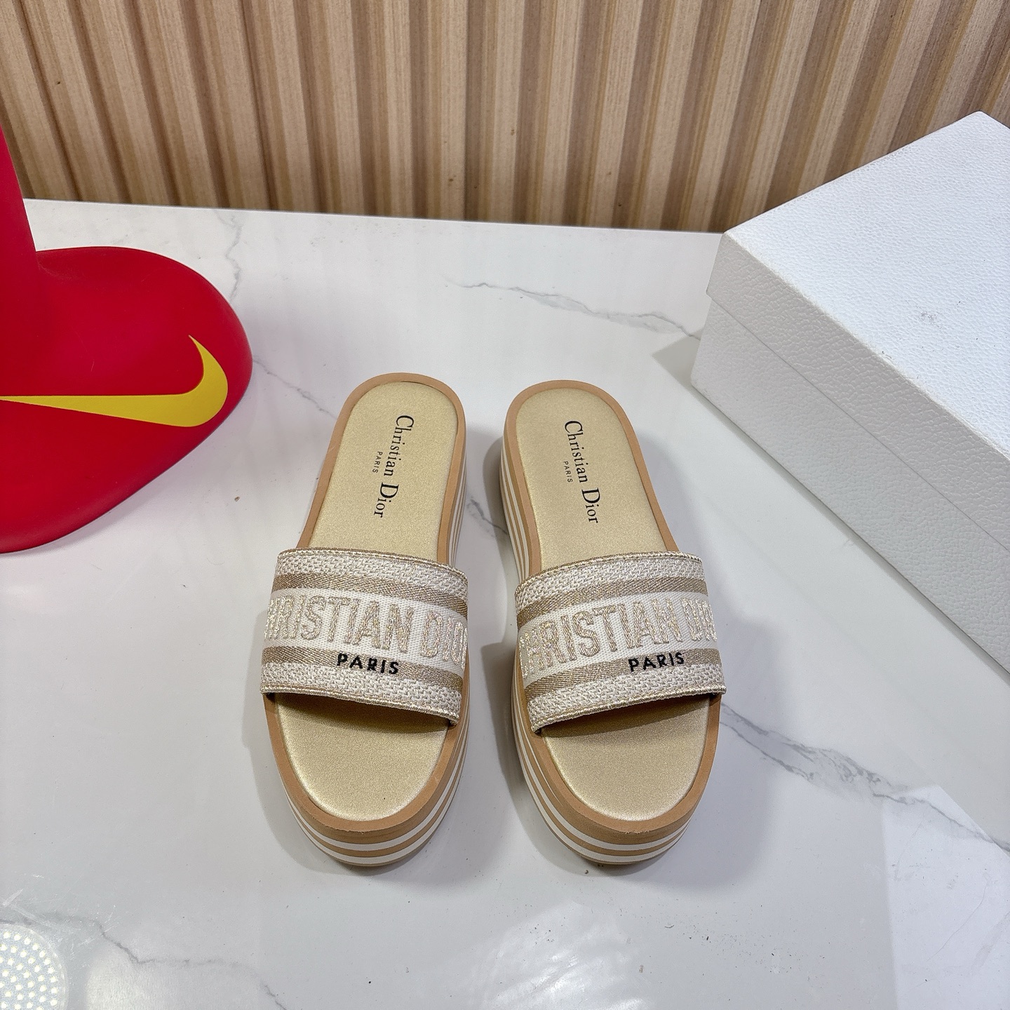 NO:390824,Dior 25ss Spring and Summer New IVIETA DWAY Flat-soled Flip-slip sandals Original development top version CD letter logo three-dimensional embroidered thick-soled round toe slippers, soft and delicate feet, extremely comfortable, imported upper raffia grass electric embroidery high temperature water-soluble cotton technology fabric water-dyed cowhide footbed inside original uniform combination sole size 35-41 (customized for 40.41), slippers, dior, dior, sandals, slippers, cowhide19860909Dior迪奥 25ss春夏新款 IVIETA DWAY 平底一字拖鞋 凉鞋 原版开发市面顶级版本 CD字母logo立体刺绣厚底圆头露趾拖鞋 脚感柔软细腻 舒适度极高 鞋面进口酒椰草电绣高温水溶棉质科技面料 水染牛皮垫脚内里 原版一致组合大底 码数35-41（40.41定做）,拖鞋,dior,dior,sandals,slippers,cowhide,Women's Shoes