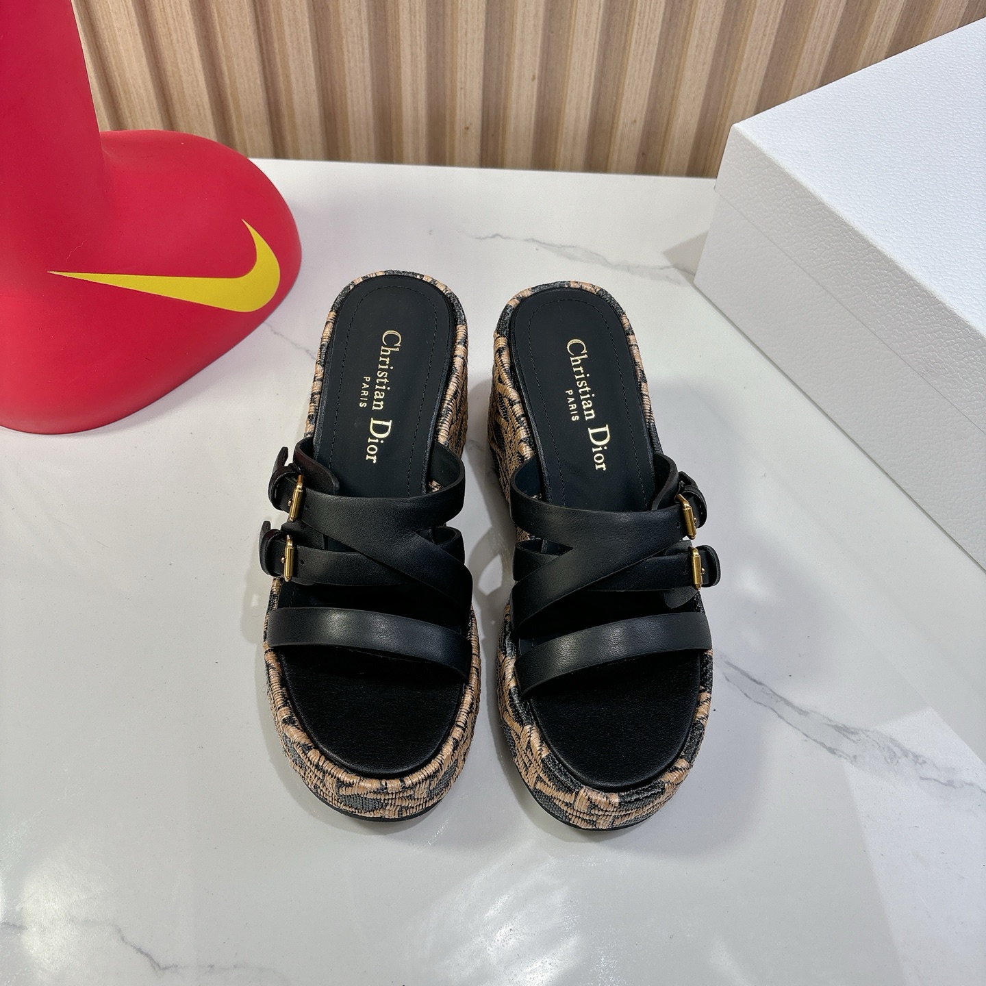 Dior 迪奥 Dior 2025 春夏新款 Attitude 拼色交叉带坡跟女鞋 CD字母logo五金扣厚底圆头露趾凉拖鞋