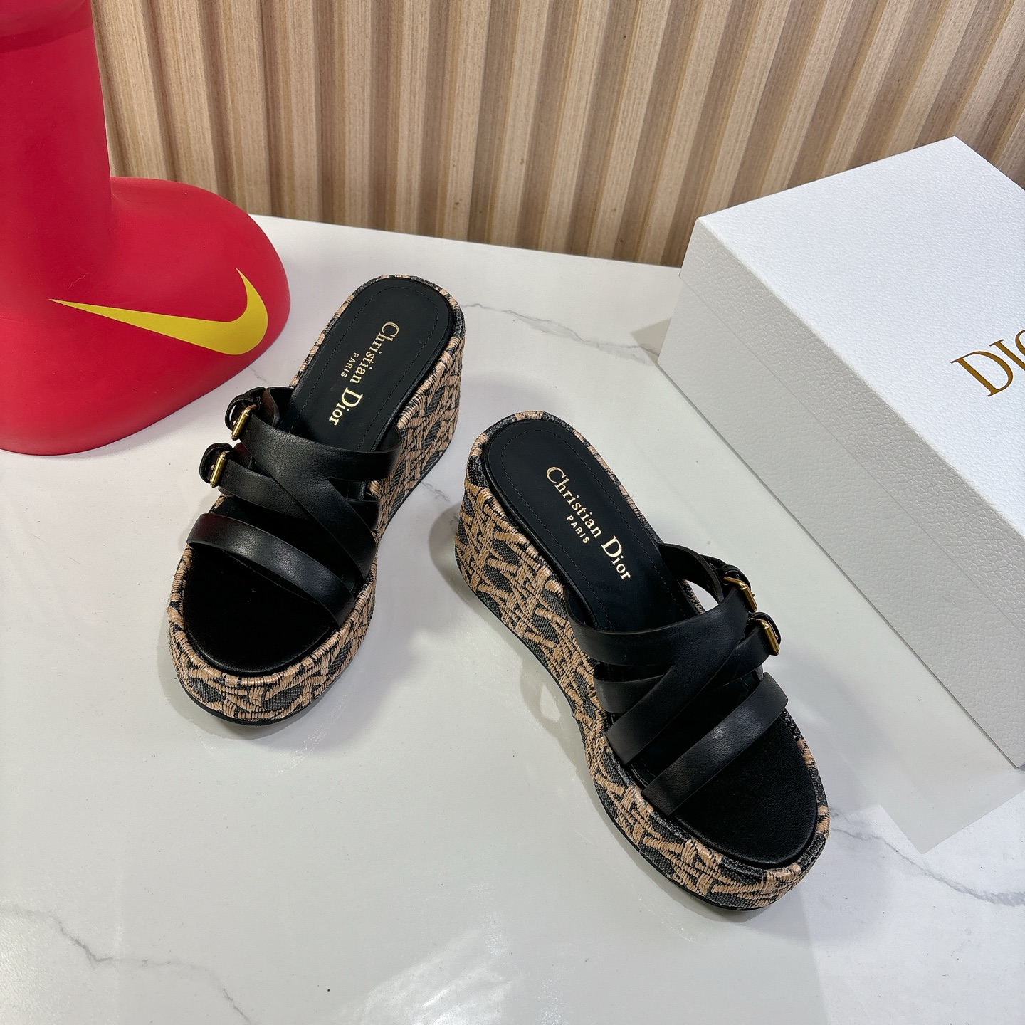 Dior 迪奥 Dior 2025 春夏新款 Attitude 拼色交叉带坡跟女鞋 CD字母logo五金扣厚底圆头露趾凉拖鞋