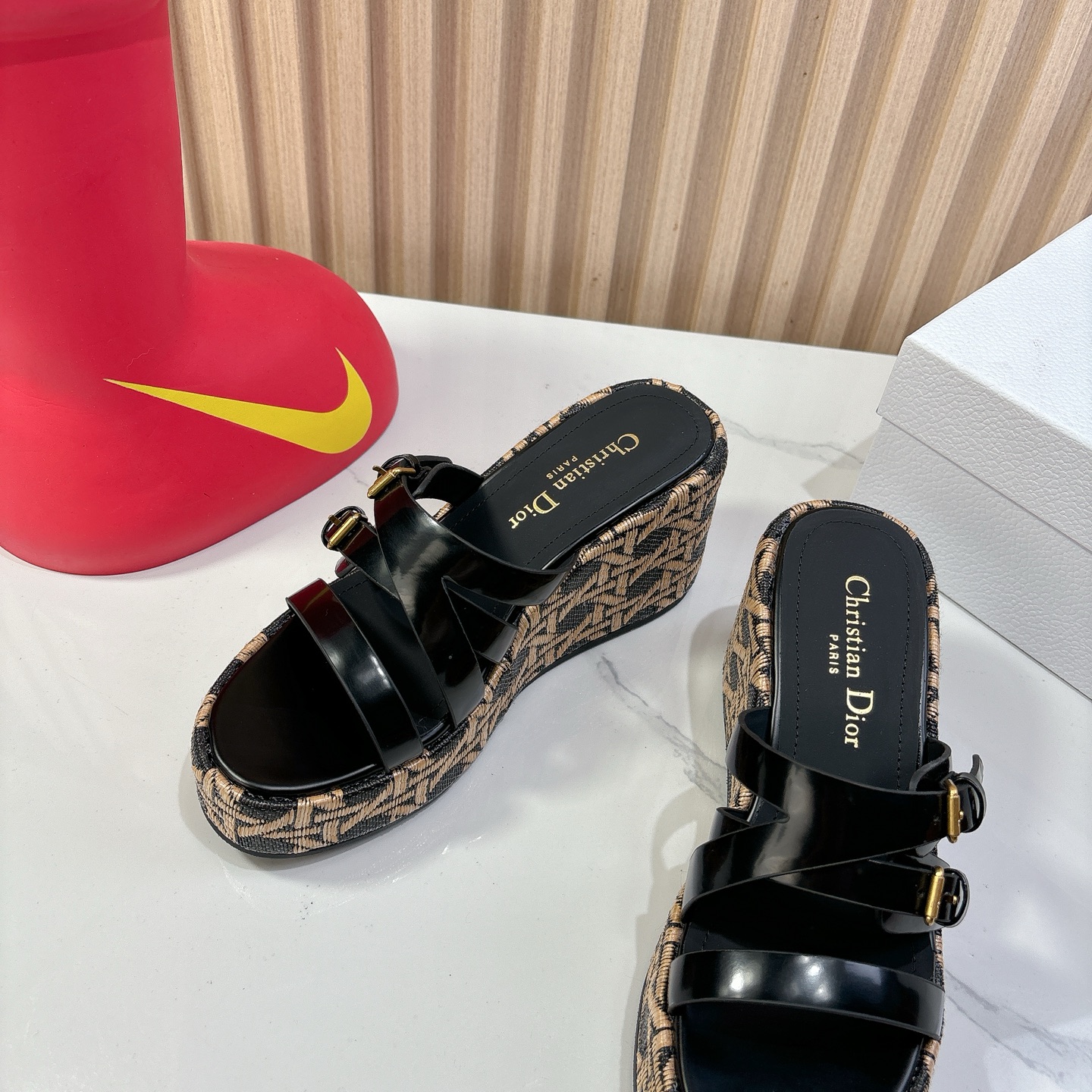 Dior 迪奥 Dior 2025 春夏新款 Attitude 拼色交叉带坡跟女鞋 CD字母logo五金扣厚底圆头露趾凉拖鞋