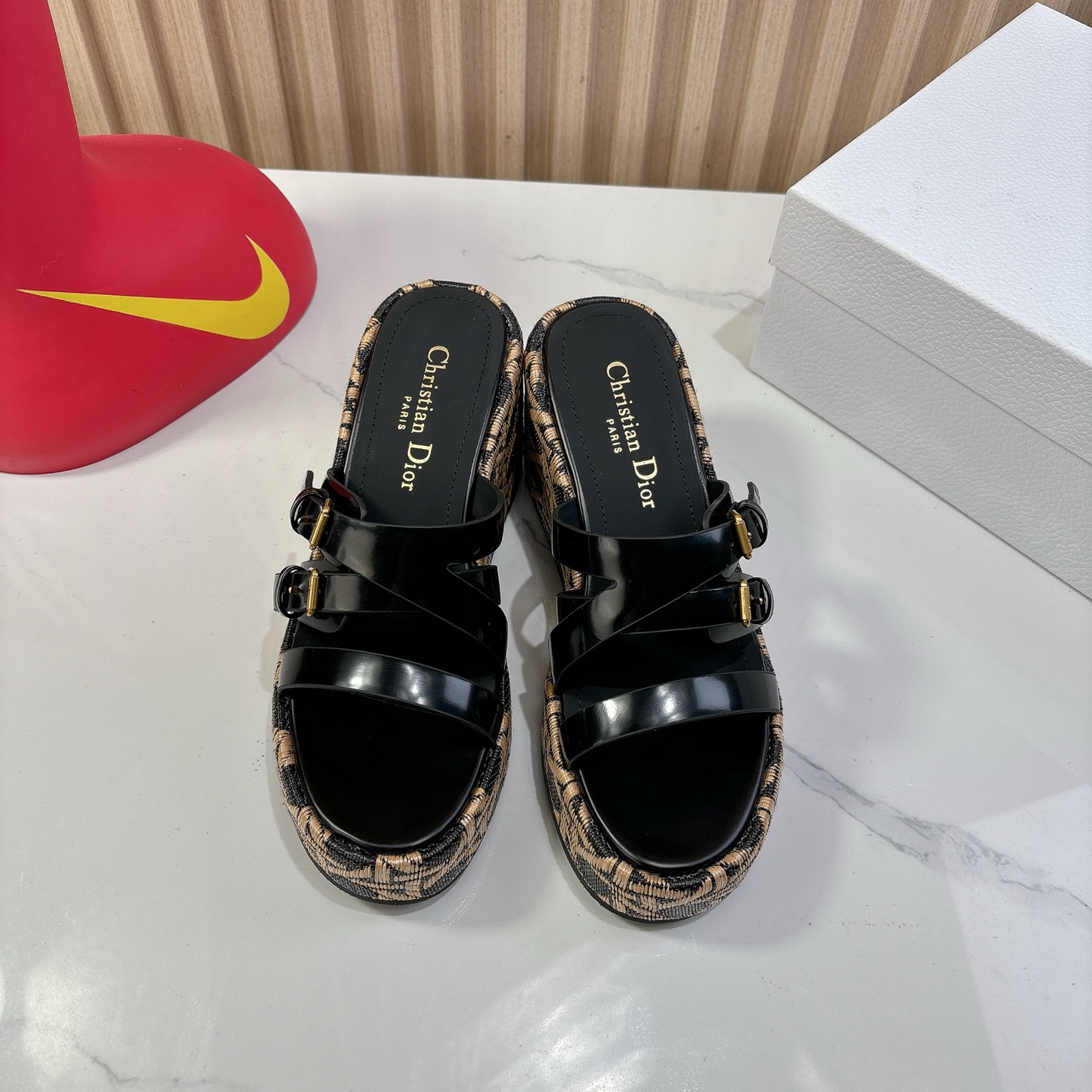 Dior 迪奥 Dior 2025 春夏新款 Attitude 拼色交叉带坡跟女鞋 CD字母logo五金扣厚底圆头露趾凉拖鞋