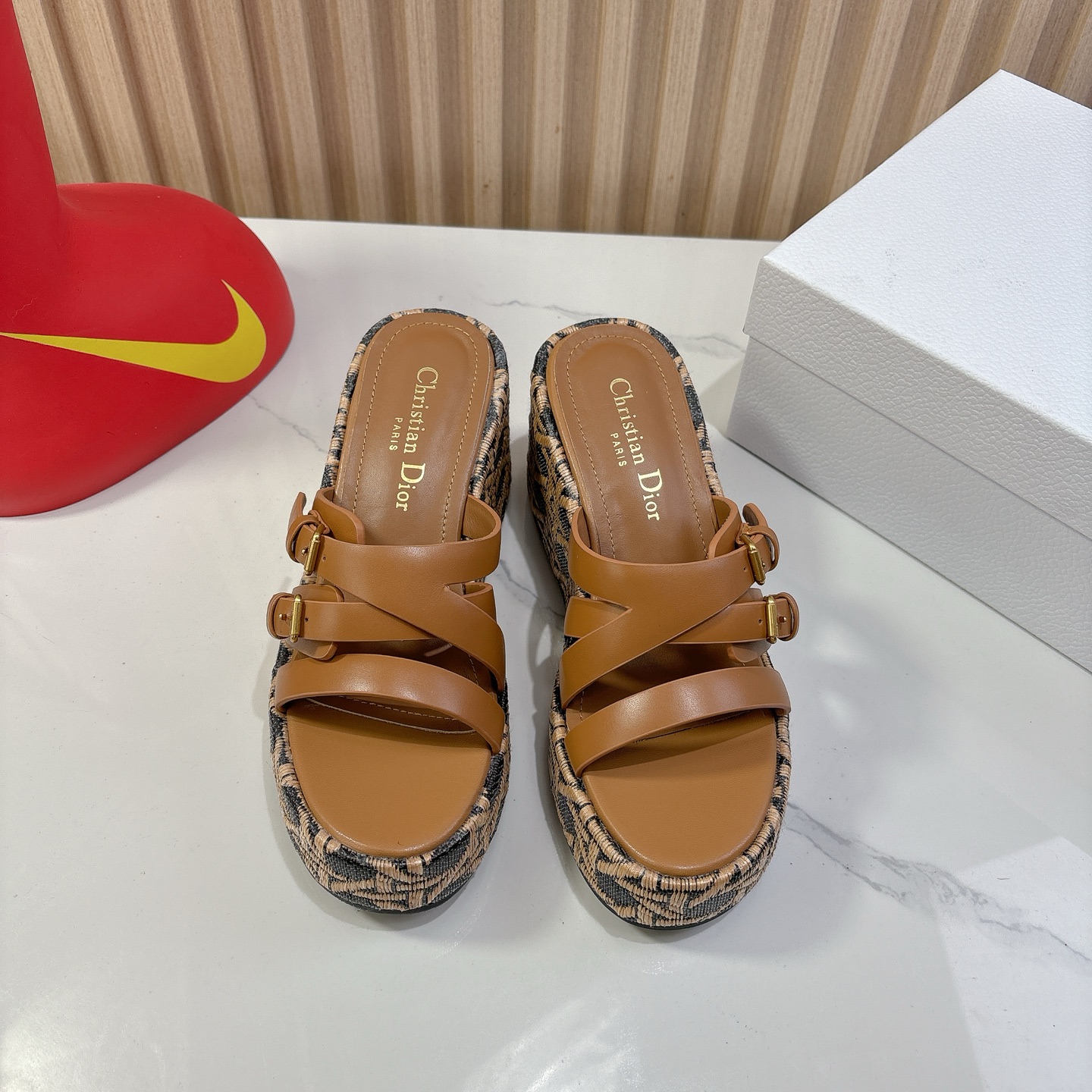 Dior 迪奥 Dior 2025 春夏新款 Attitude 拼色交叉带坡跟女鞋 CD字母logo五金扣厚底圆头露趾凉拖鞋