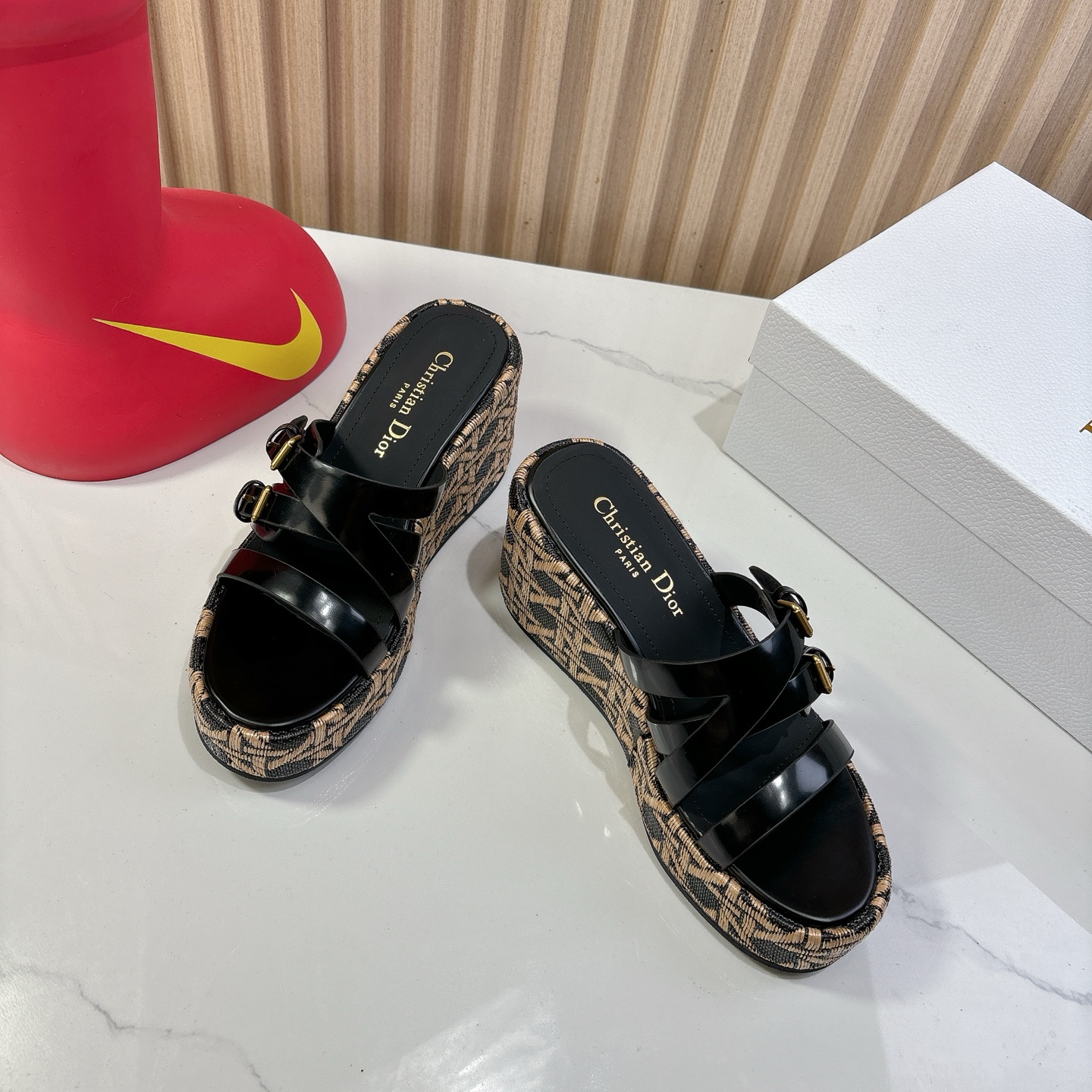 Dior 迪奥 Dior 2025 春夏新款 Attitude 拼色交叉带坡跟女鞋 CD字母logo五金扣厚底圆头露趾凉拖鞋