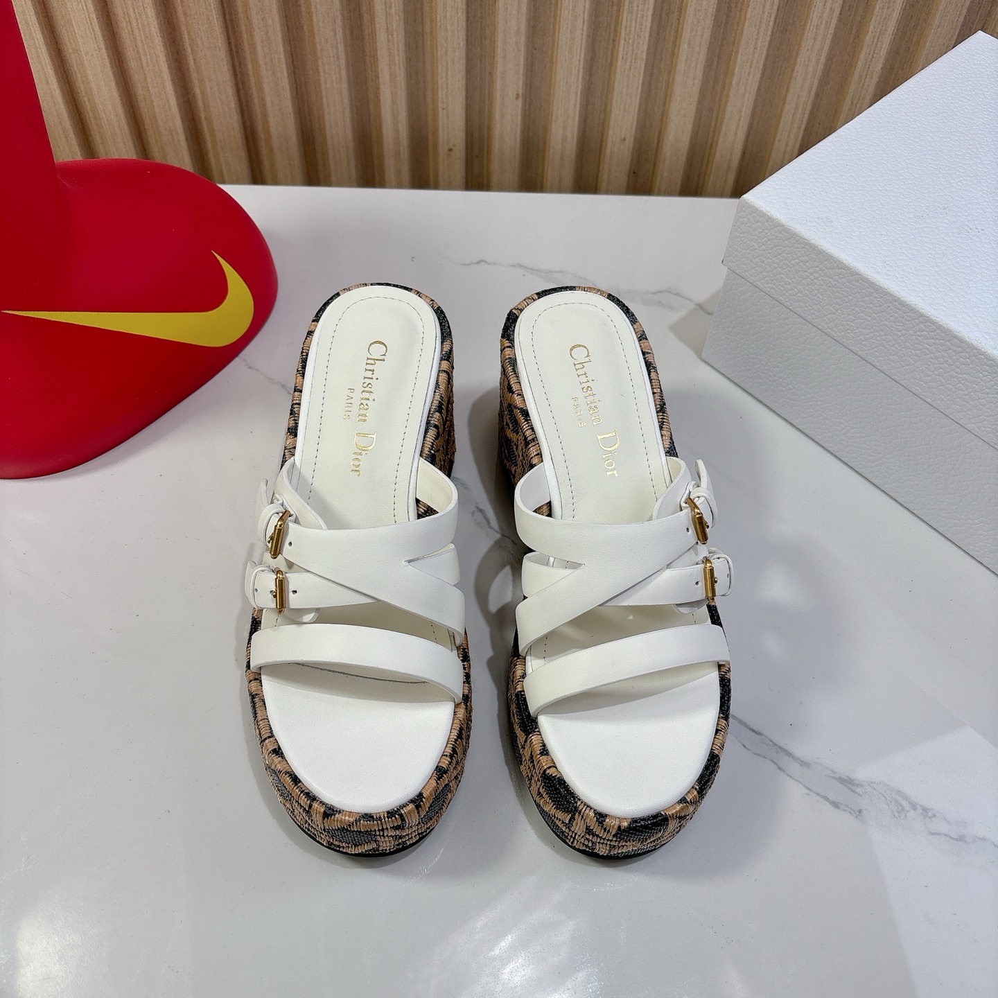 Dior 迪奥 Dior 2025 春夏新款 Attitude 拼色交叉带坡跟女鞋 CD字母logo五金扣厚底圆头露趾凉拖鞋