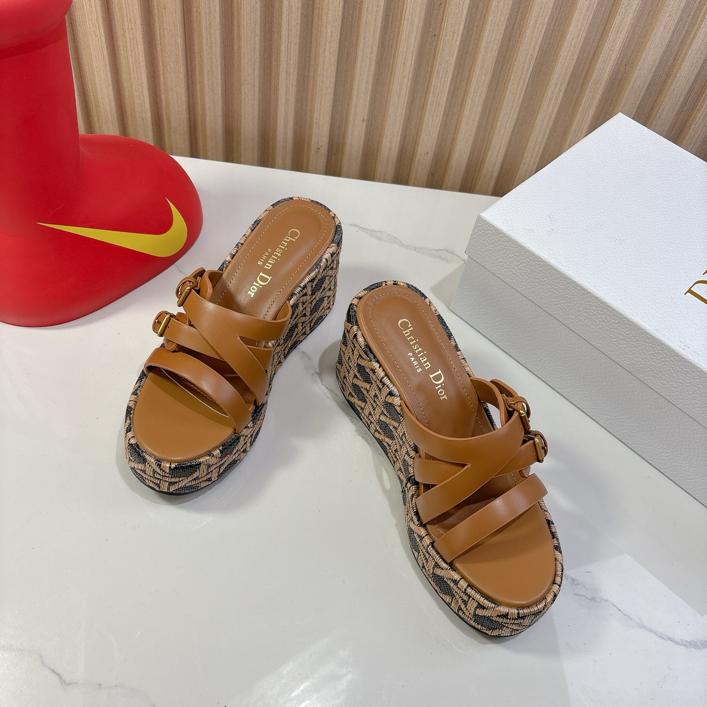 Dior 迪奥 Dior 2025 春夏新款 Attitude 拼色交叉带坡跟女鞋 CD字母logo五金扣厚底圆头露趾凉拖鞋