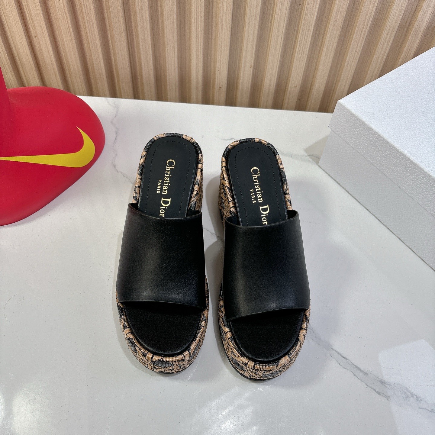 Dior 迪奥 Dior 2025 春夏新款 Attitude 拼色交叉带坡跟女鞋 CD字母logo五金扣厚底圆头露趾凉拖鞋