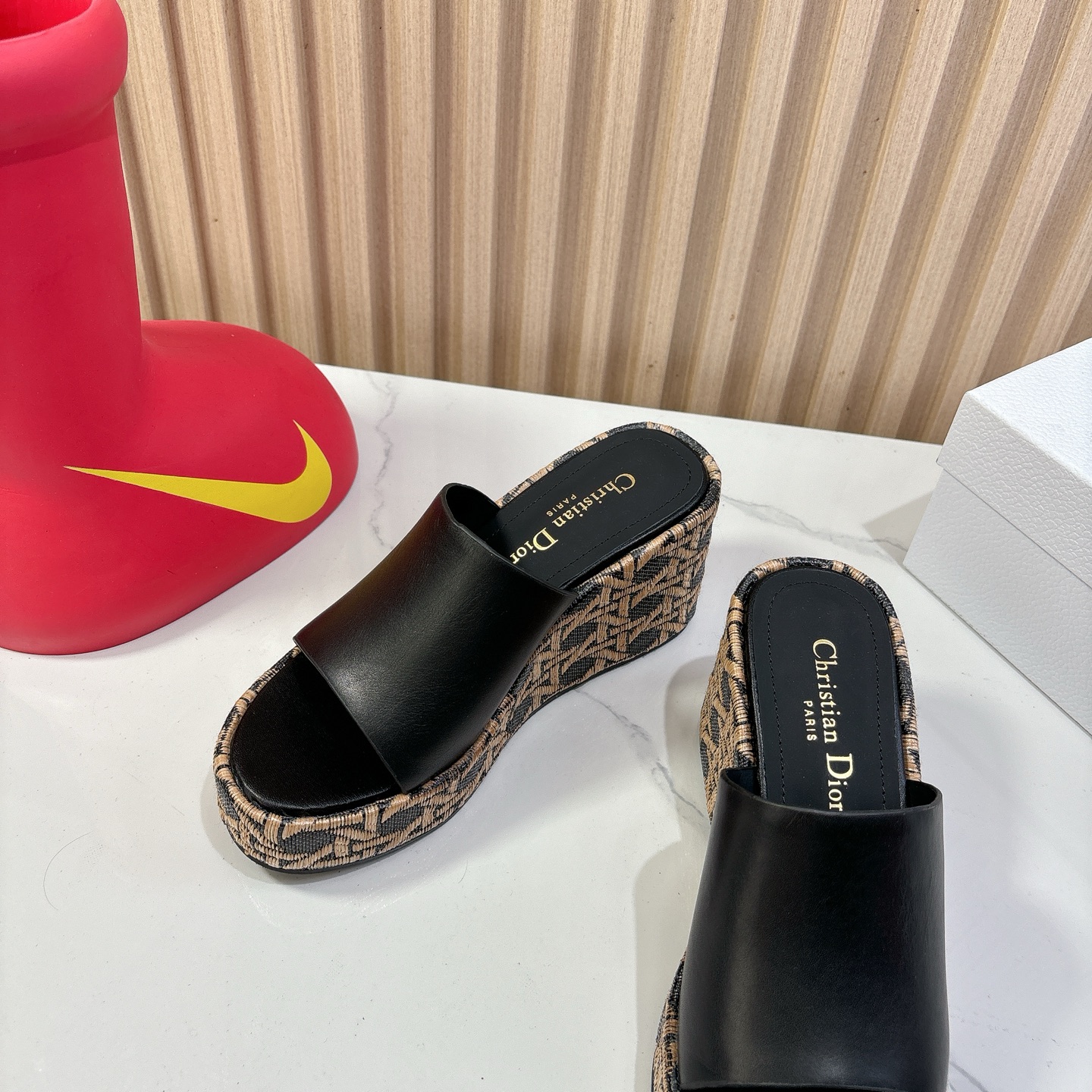 Dior 迪奥 Dior 2025 春夏新款 Attitude 拼色交叉带坡跟女鞋 CD字母logo五金扣厚底圆头露趾凉拖鞋