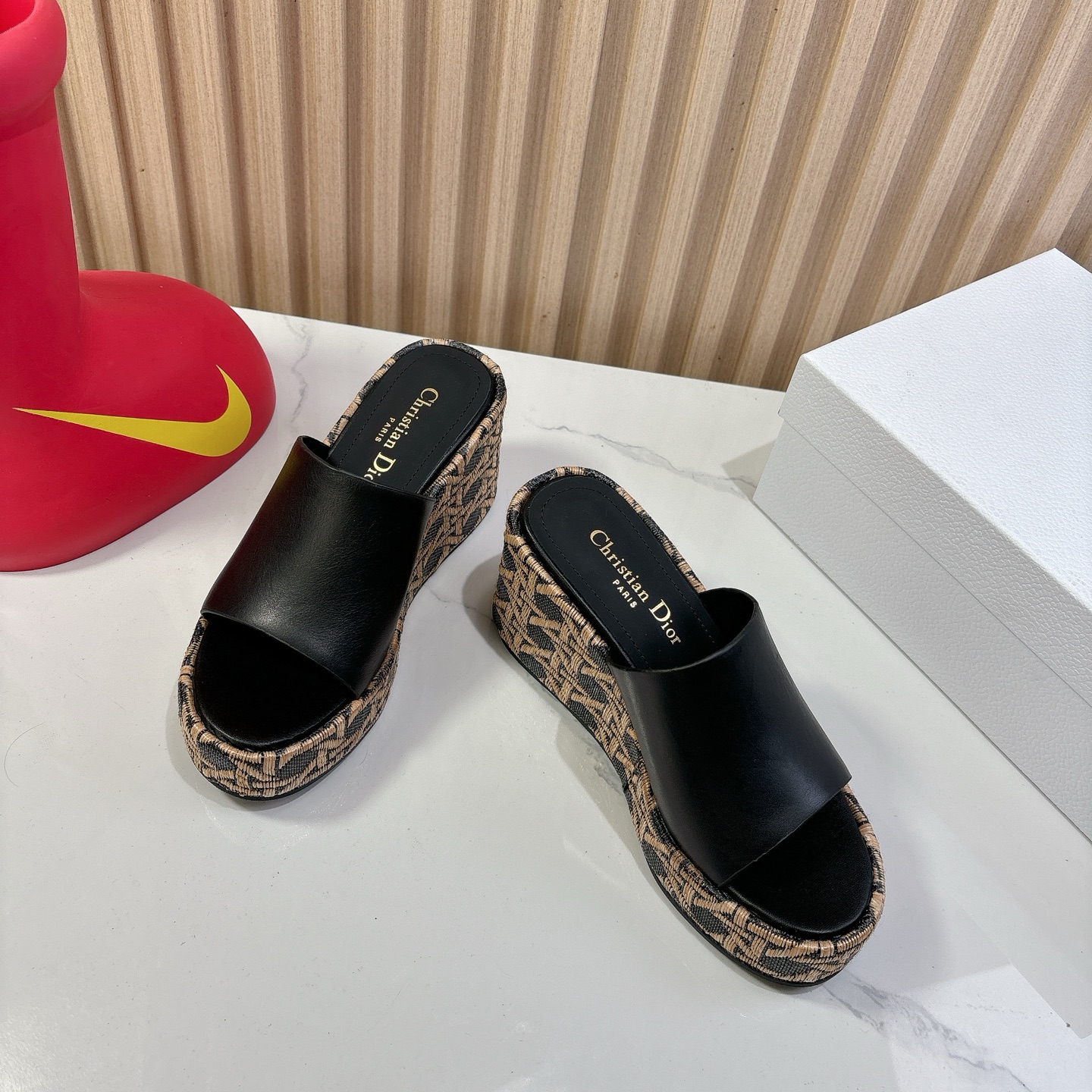 Dior 迪奥 Dior 2025 春夏新款 Attitude 拼色交叉带坡跟女鞋 CD字母logo五金扣厚底圆头露趾凉拖鞋