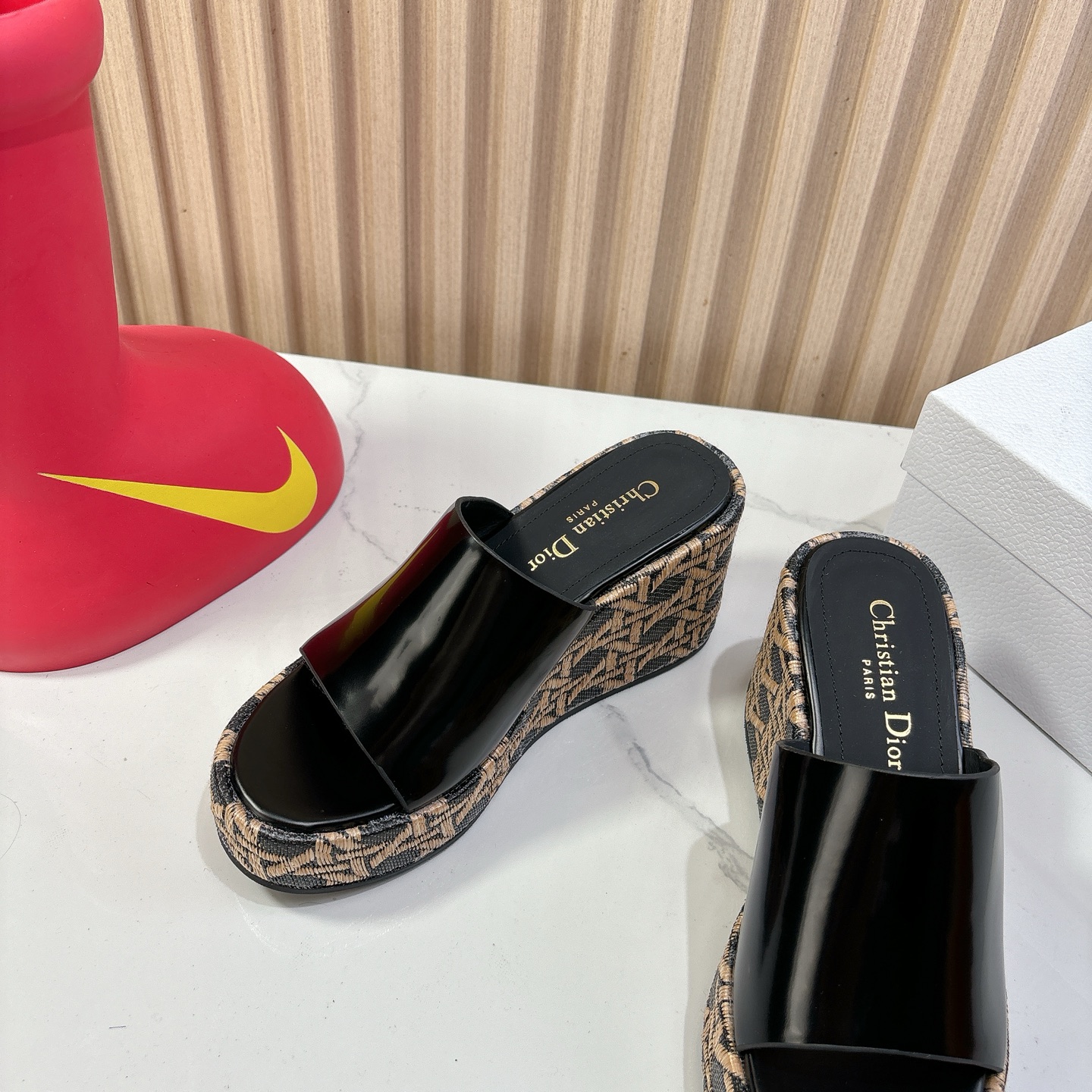 Dior 迪奥 Dior 2025 春夏新款 Attitude 拼色交叉带坡跟女鞋 CD字母logo五金扣厚底圆头露趾凉拖鞋