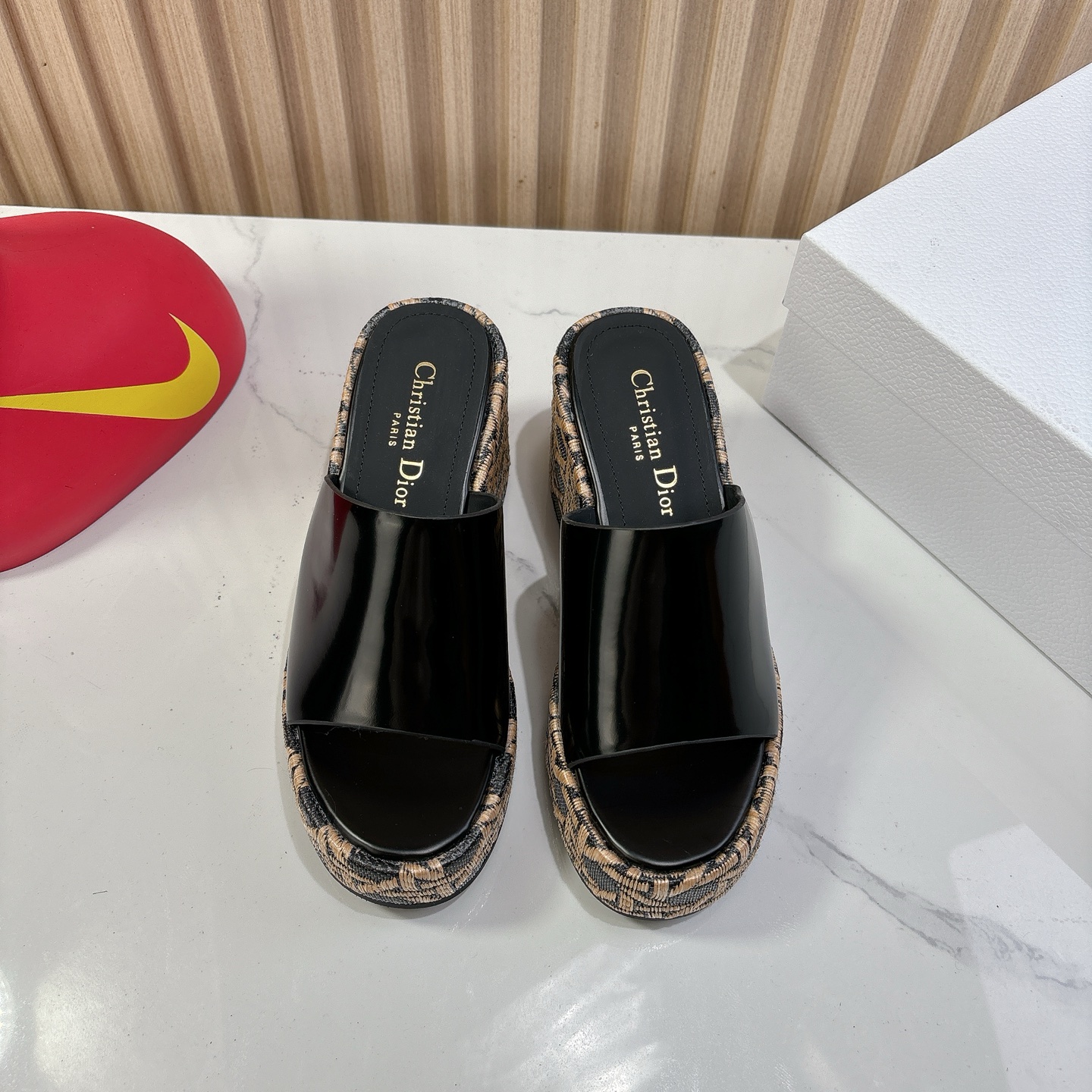 Dior 迪奥 Dior 2025 春夏新款 Attitude 拼色交叉带坡跟女鞋 CD字母logo五金扣厚底圆头露趾凉拖鞋
