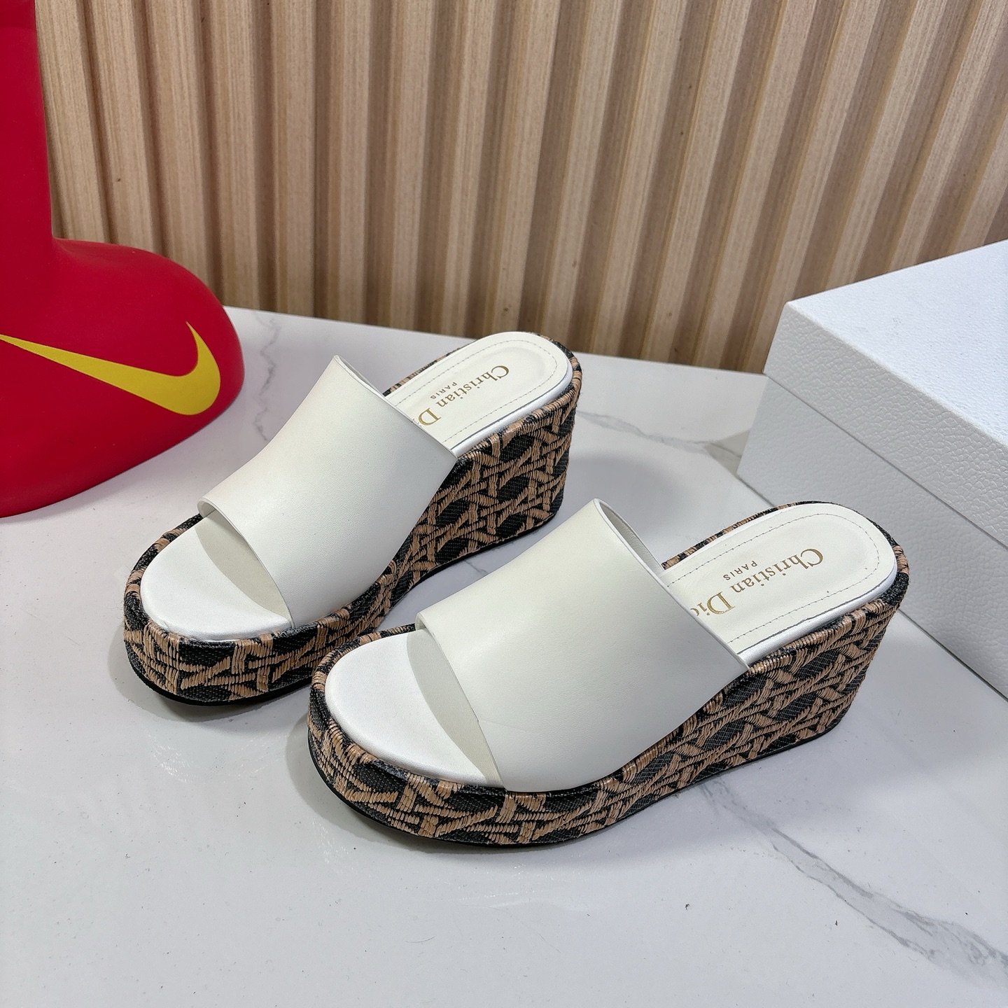 Dior 迪奥 Dior 2025 春夏新款 Attitude 拼色交叉带坡跟女鞋 CD字母logo五金扣厚底圆头露趾凉拖鞋