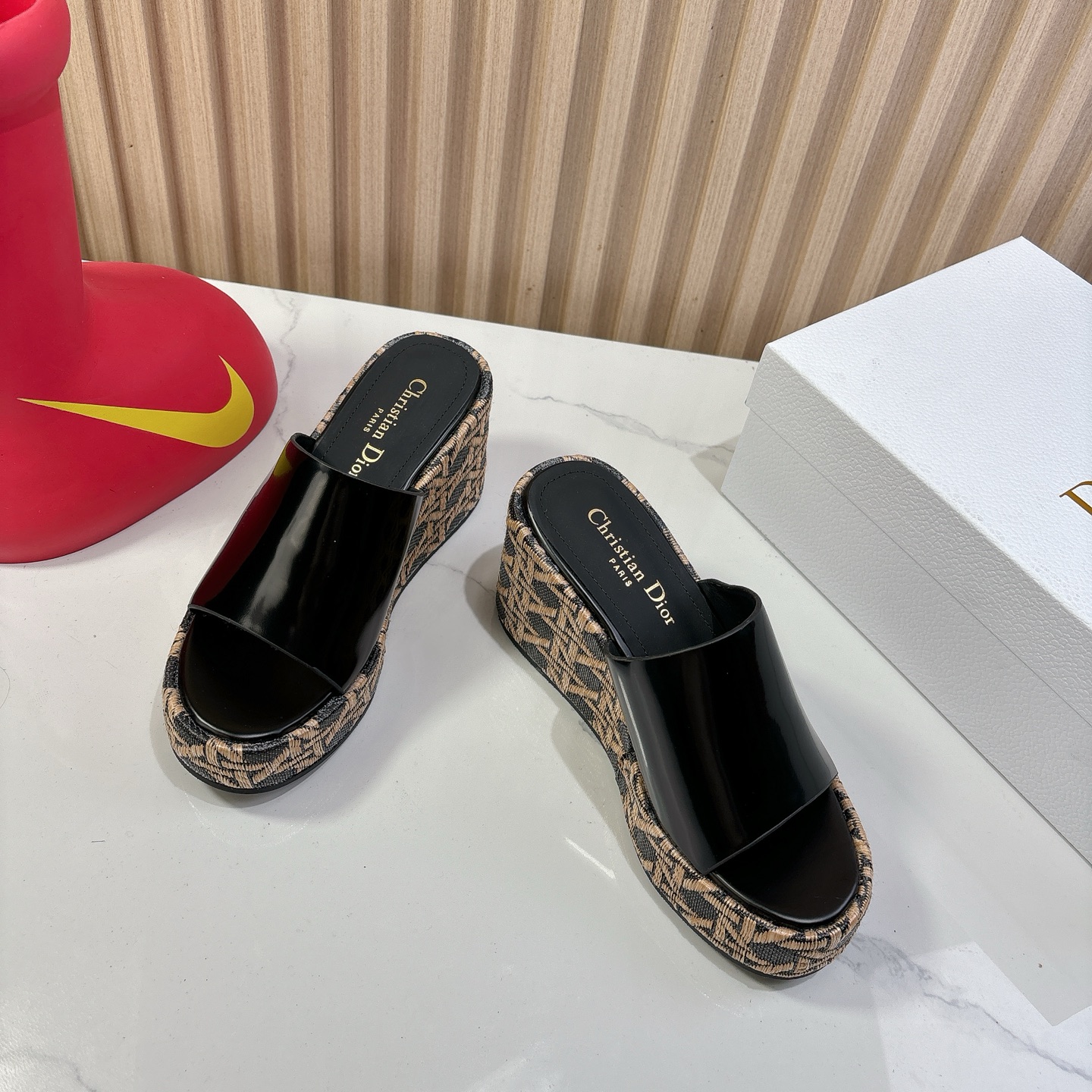 Dior 迪奥 Dior 2025 春夏新款 Attitude 拼色交叉带坡跟女鞋 CD字母logo五金扣厚底圆头露趾凉拖鞋