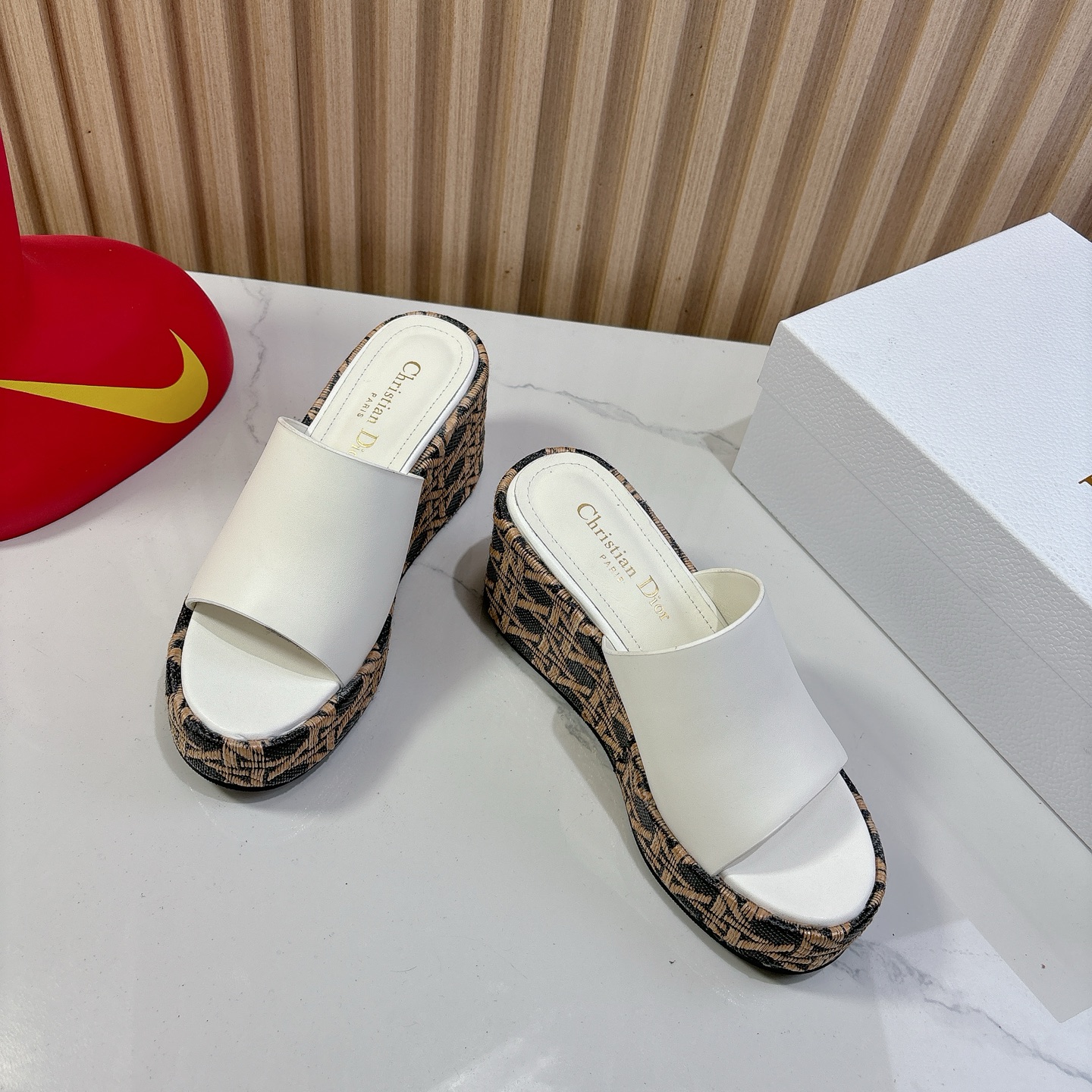 Dior 迪奥 Dior 2025 春夏新款 Attitude 拼色交叉带坡跟女鞋 CD字母logo五金扣厚底圆头露趾凉拖鞋
