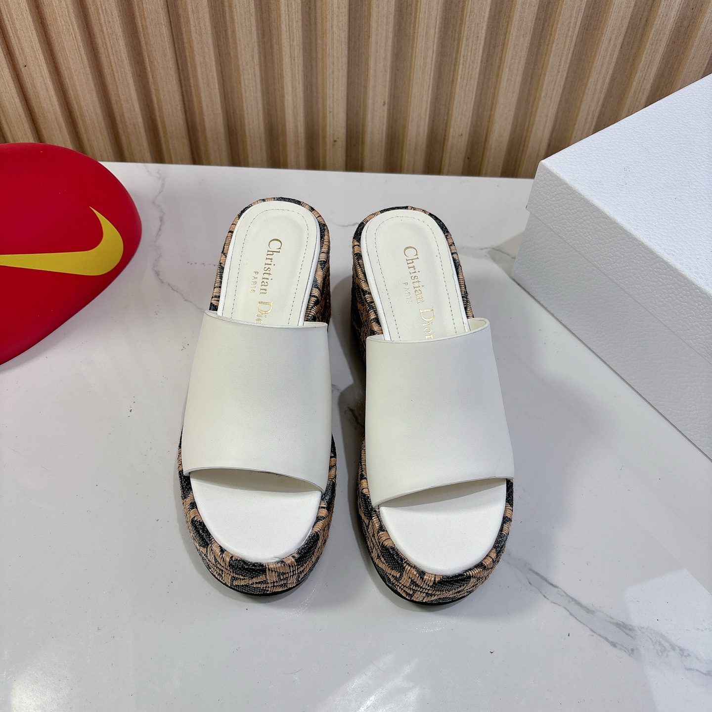 Dior 迪奥 Dior 2025 春夏新款 Attitude 拼色交叉带坡跟女鞋 CD字母logo五金扣厚底圆头露趾凉拖鞋