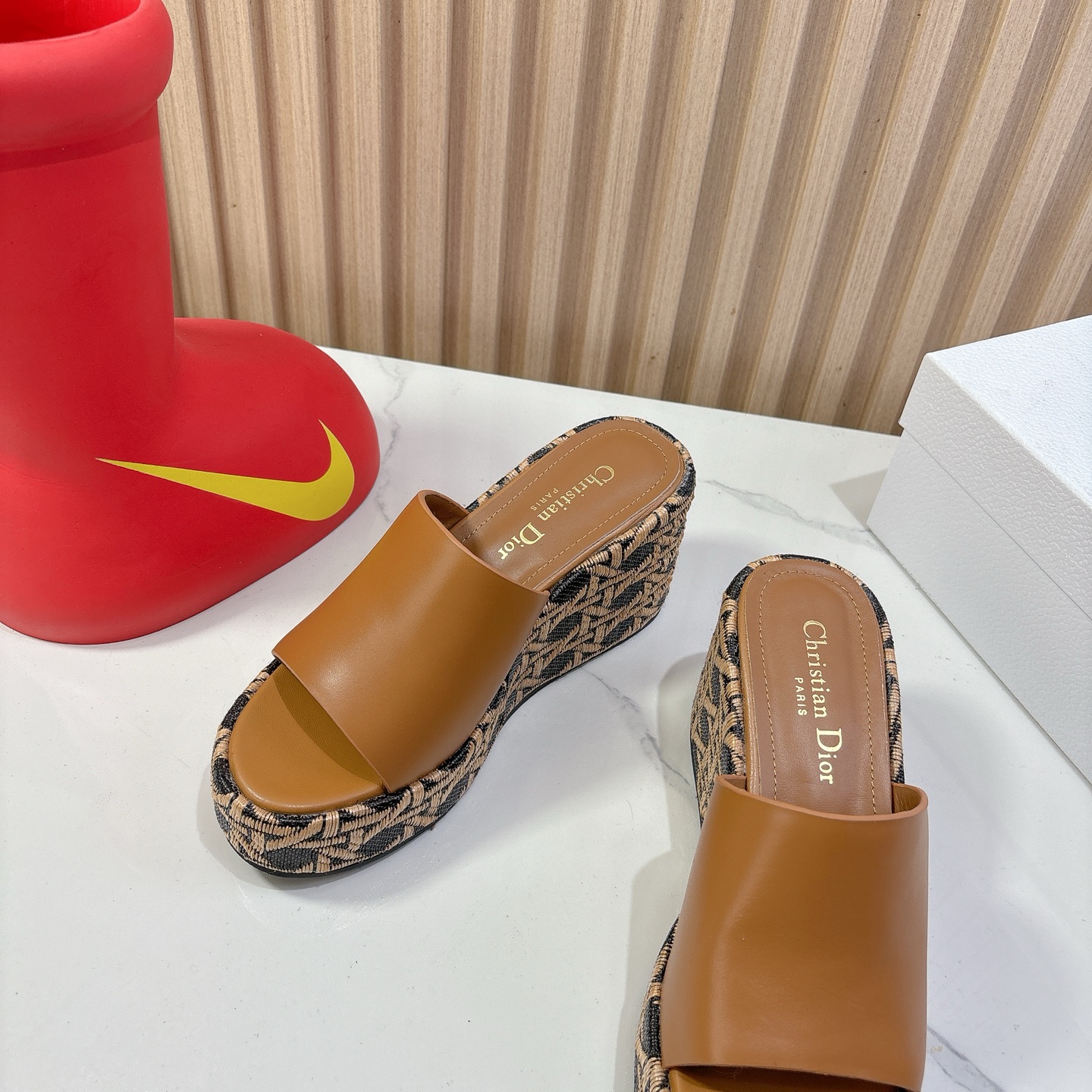 NO:254439,Dior Dior 2025 Spring and Summer New Attitude Color-blocked Crossed Wedge Women's Shoes CD Letter Logo Hardware Buckle Thick Sole Round Toe Open-toe Sandals Material: Imported Calfskin Upper   Water-Dye Sheepskin Foot Pads Inner   Original Consistent Combination Sole Thick Sole 6CM Size35-41 (40.41 Customized No Return or Exchange), Slippers, Dior, Dior, Slippers, Cowhide, Sheepskin19860909迪奥 Dior 2025 春夏新款 Attitude 拼色交叉带坡跟女鞋 CD字母logo五金扣厚底圆头露趾凉拖鞋 材质:鞋面进口小牛皮 水染羊皮垫脚内里 原版一致组合大底 底厚6CM size35-41（40.41定做不退不换）,拖鞋,dior,dior,slippers,cowhide,sheepskin,Women's Shoes