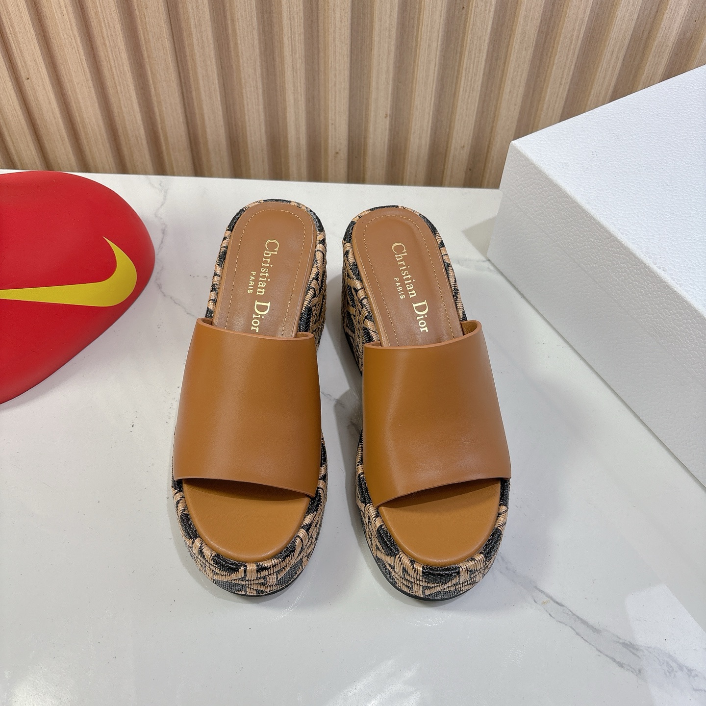 Dior 迪奥 Dior 2025 春夏新款 Attitude 拼色交叉带坡跟女鞋 CD字母logo五金扣厚底圆头露趾凉拖鞋