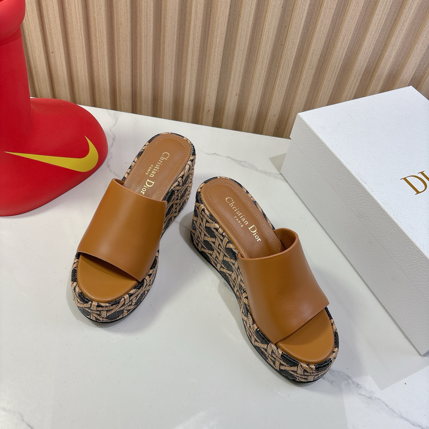 Dior 迪奥 Dior 2025 春夏新款 Attitude 拼色交叉带坡跟女鞋 CD字母logo五金扣厚底圆头露趾凉拖鞋