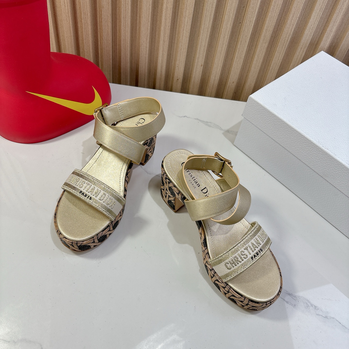 Dior 迪奥 Dior 2025 春夏新款 Attitude 拼色交叉带坡跟女鞋 CD字母logo五金扣厚底圆头露趾凉拖鞋