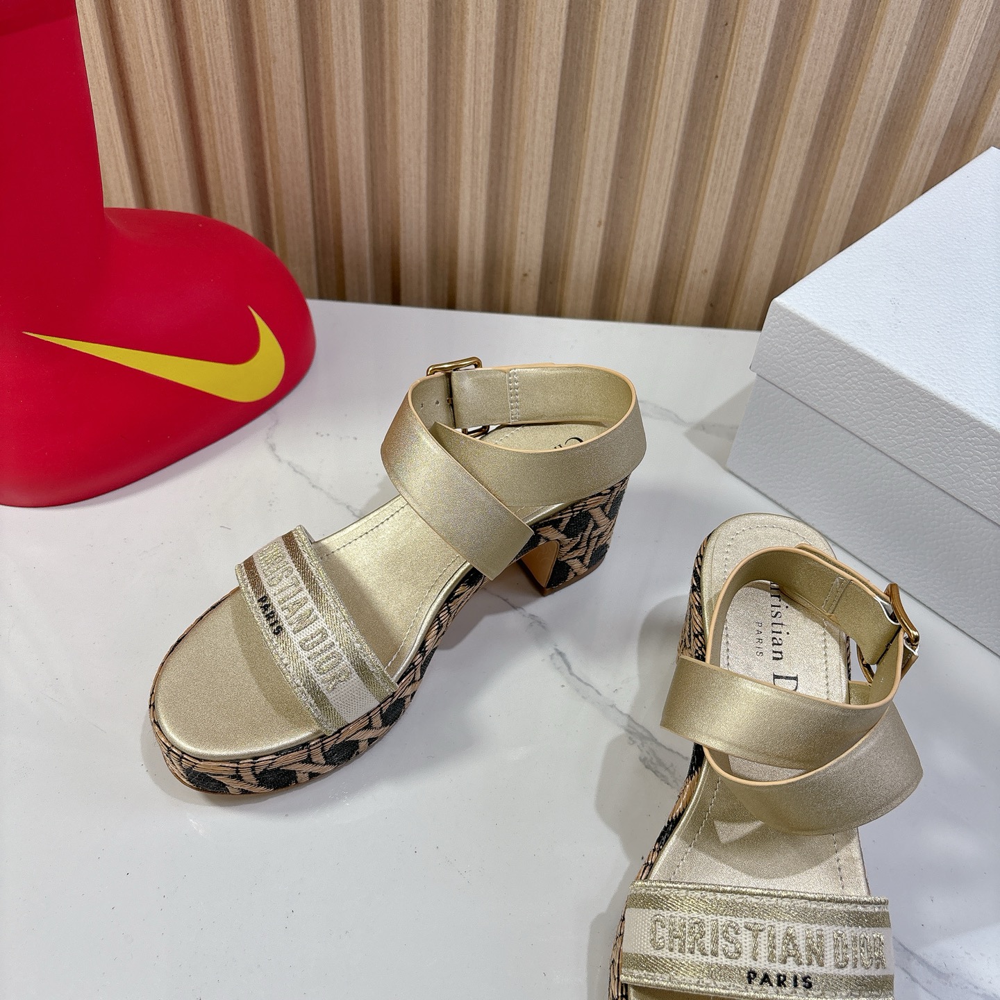Dior 迪奥 Dior 2025 春夏新款 Attitude 拼色交叉带坡跟女鞋 CD字母logo五金扣厚底圆头露趾凉拖鞋