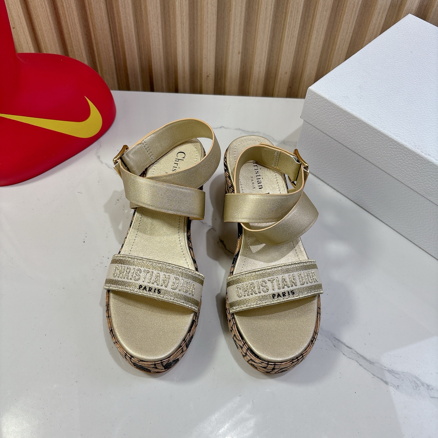 Dior 迪奥 Dior 2025 春夏新款 Attitude 拼色交叉带坡跟女鞋 CD字母logo五金扣厚底圆头露趾凉拖鞋