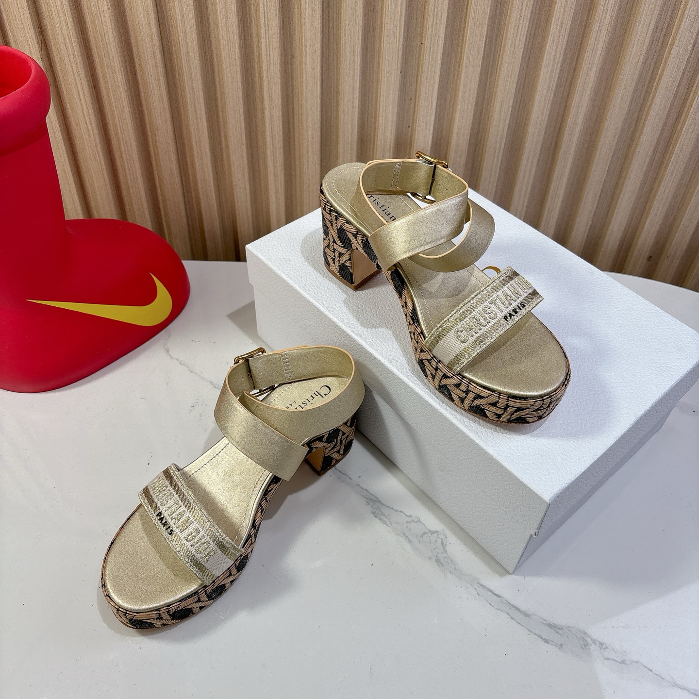 Dior 迪奥 Dior 2025 春夏新款 Attitude 拼色交叉带坡跟女鞋 CD字母logo五金扣厚底圆头露趾凉拖鞋